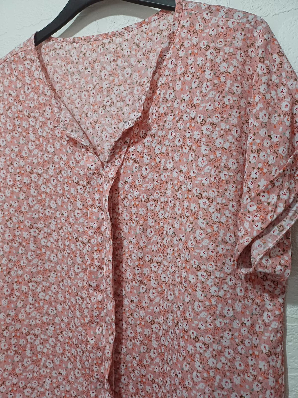 Women's Blouse SHEIN Pink Ditsy Floral Short Sleeve V-Neck Size Large Very Good Condition