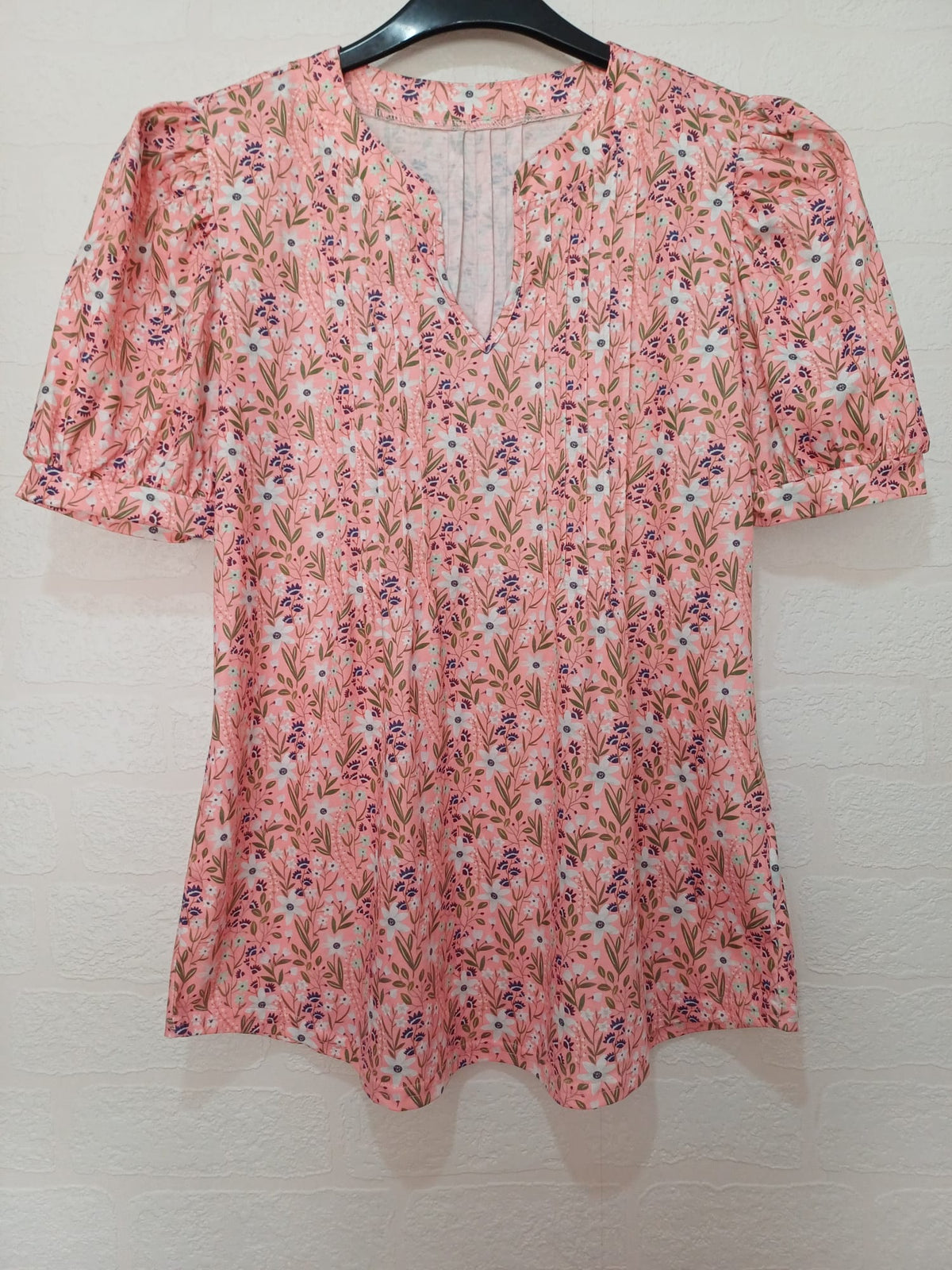 Women's Blouse EFFAN Pink Floral Notched V-Neck Pleated Puff Sleeve Size M Very Good Condition
