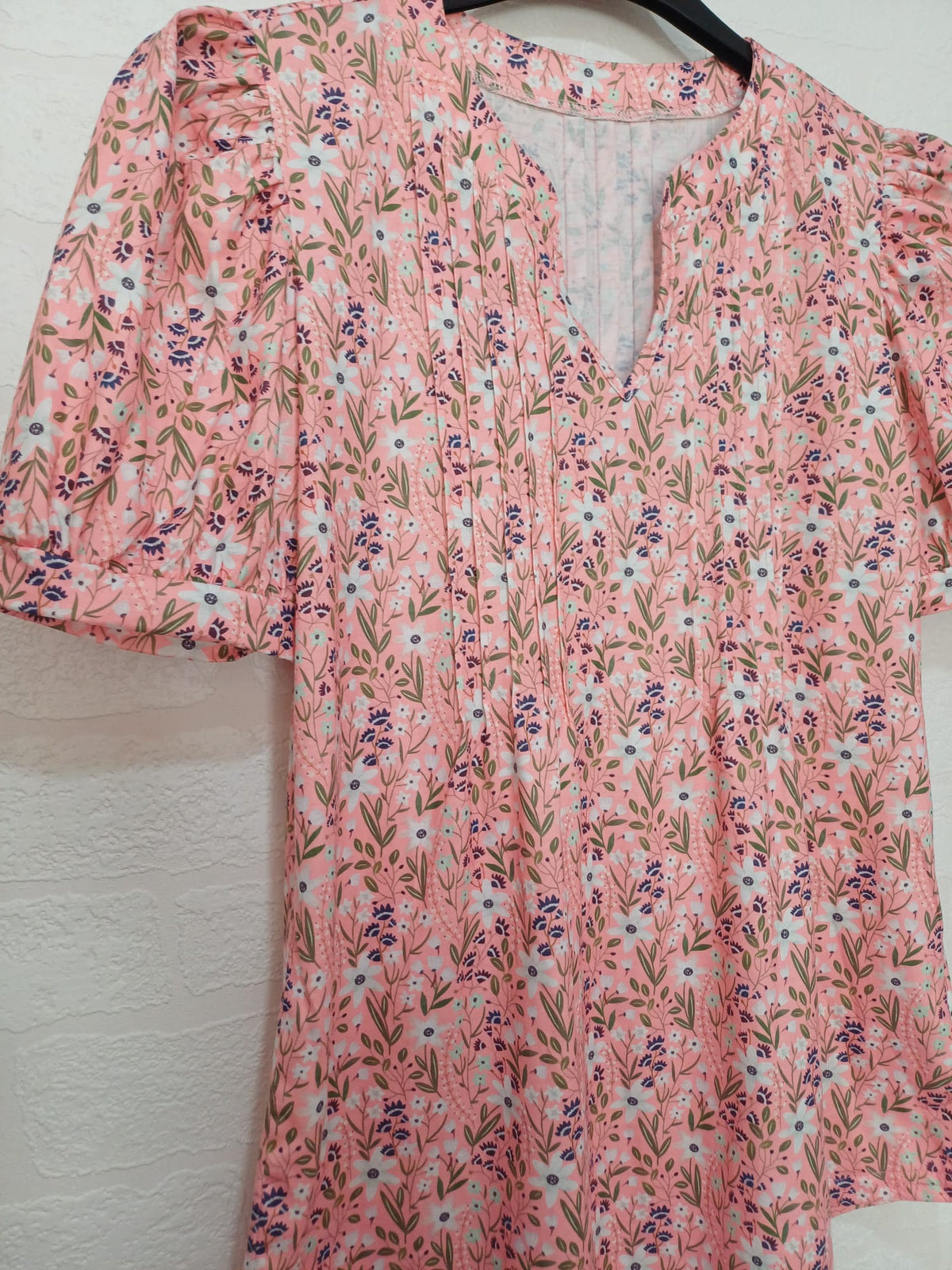 Women's Blouse EFFAN Pink Floral Notched V-Neck Pleated Puff Sleeve Size M Very Good Condition