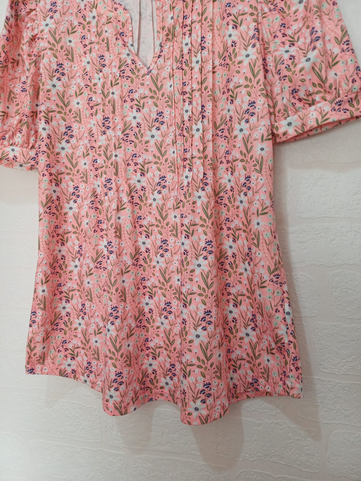 Women's Blouse EFFAN Pink Floral Notched V-Neck Pleated Puff Sleeve Size M Very Good Condition