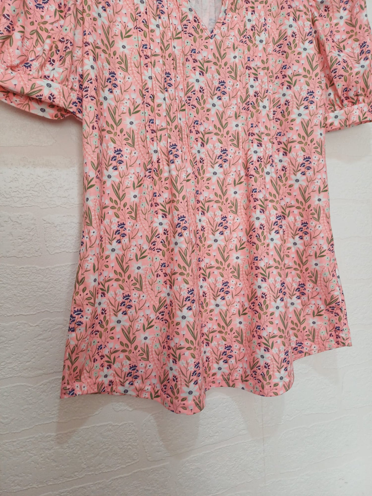 Women's Blouse EFFAN Pink Floral Notched V-Neck Pleated Puff Sleeve Size M Very Good Condition