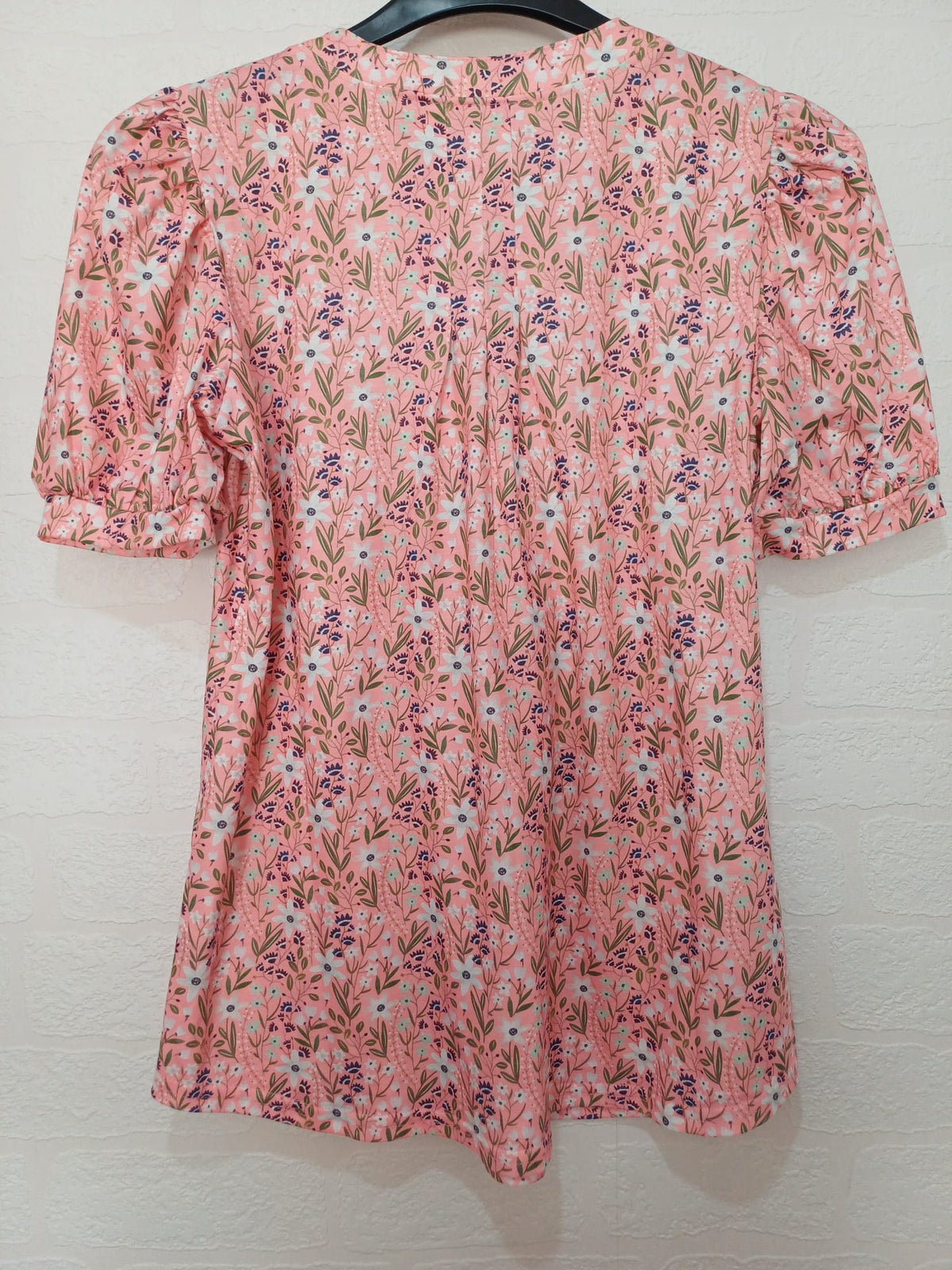 Women's Blouse EFFAN Pink Floral Notched V-Neck Pleated Puff Sleeve Size M Very Good Condition