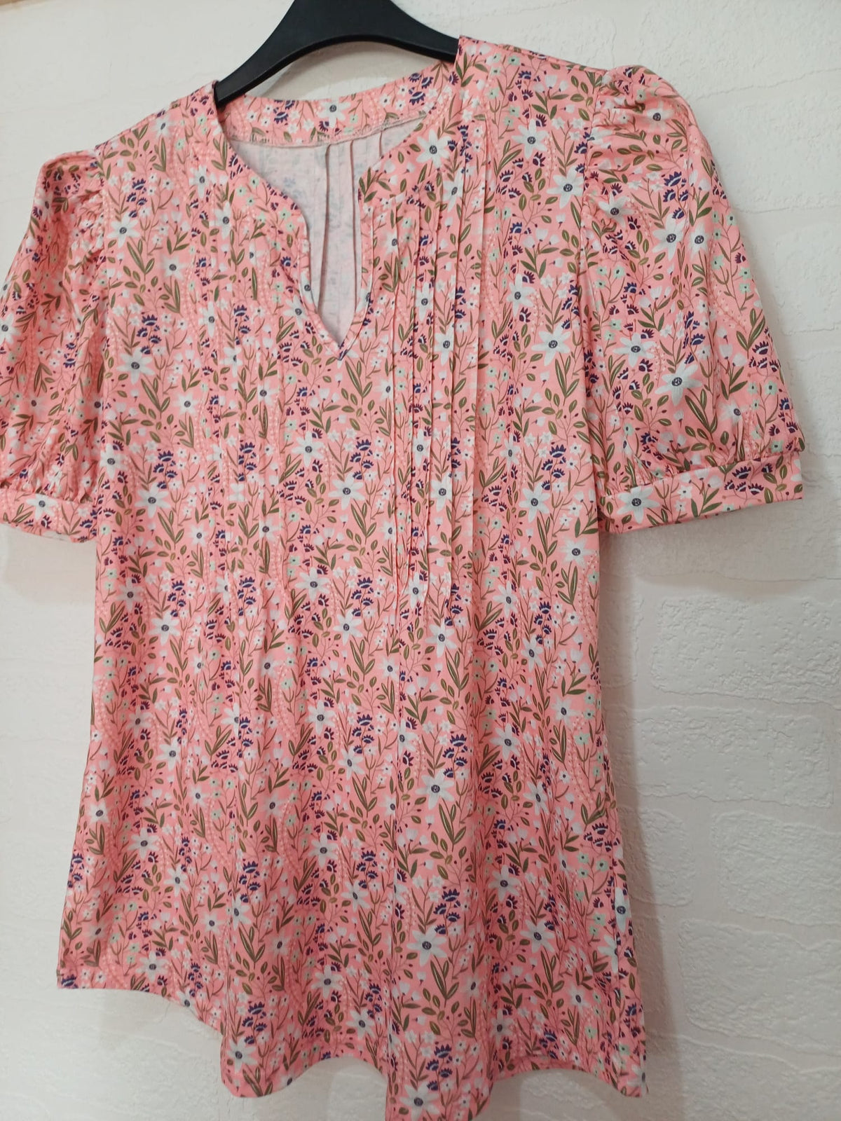 Women's Blouse EFFAN Pink Floral Notched V-Neck Pleated Puff Sleeve Size M Very Good Condition