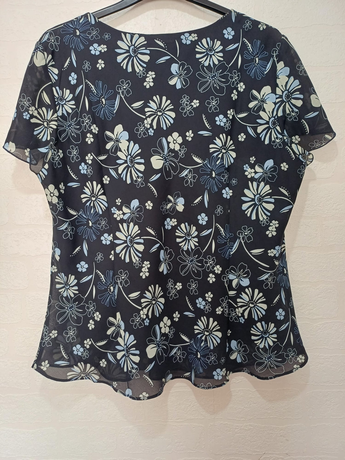 Women's Blouse André de Brett Navy Blue Floral Print V-Neck Chiffon Overlay Plus Size 24 Very Good Condition