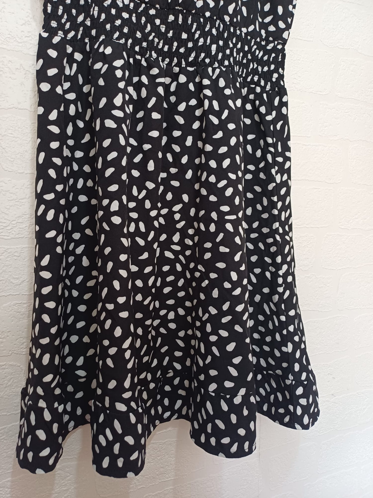 Women's Dress SHEIN Black White Abstract Dash Print Sleeveless Smocked Waist Skater Size M Approx. UK 10 Very Good Condition