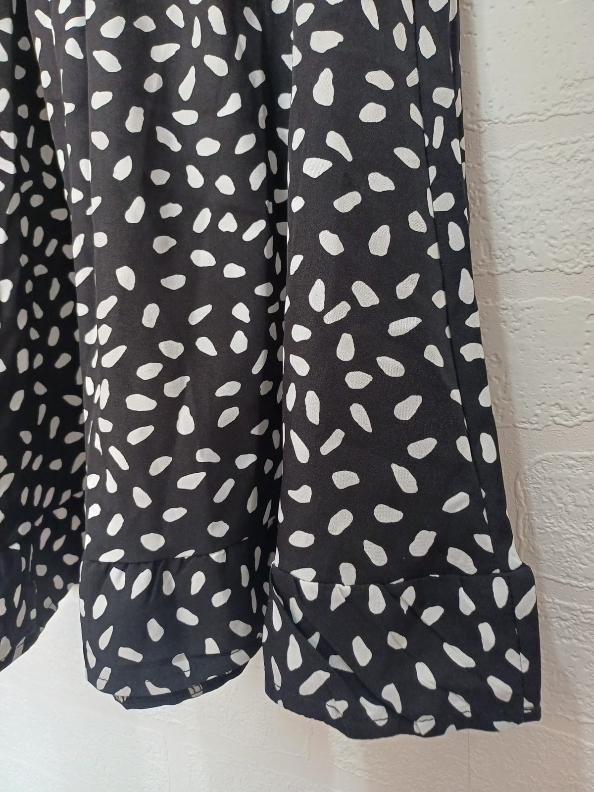 Women's Dress SHEIN Black White Abstract Dash Print Sleeveless Smocked Waist Skater Size M Approx. UK 10 Very Good Condition