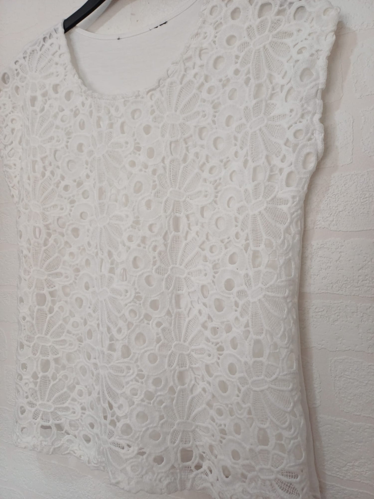 Women's Blouse White Floral Guipure Lace Overlay Scoop Neck Short Sleeve Approx. UK 12 Very Good Condition