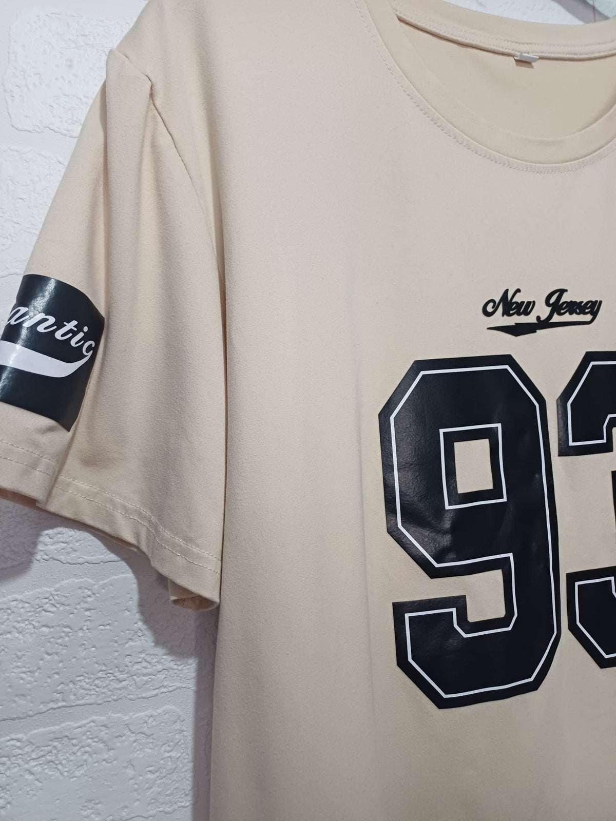 Unisex T-Shirt Beige New Jersey Newark 93 Varsity Graphic Crew Neck Size XXL Very Good Condition