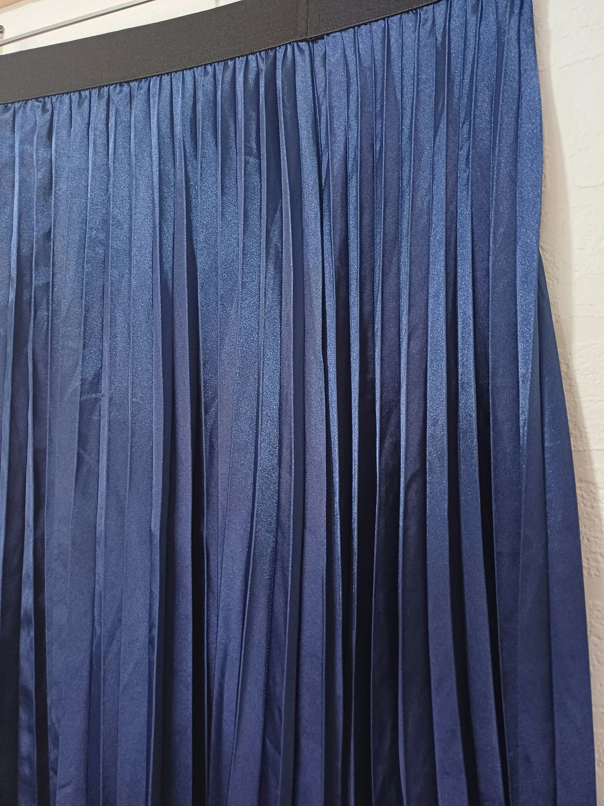 Women's Midi Skirt SHEIN Navy Blue Satin Pleated Elastic Waist Size 1XL Very Good Condition