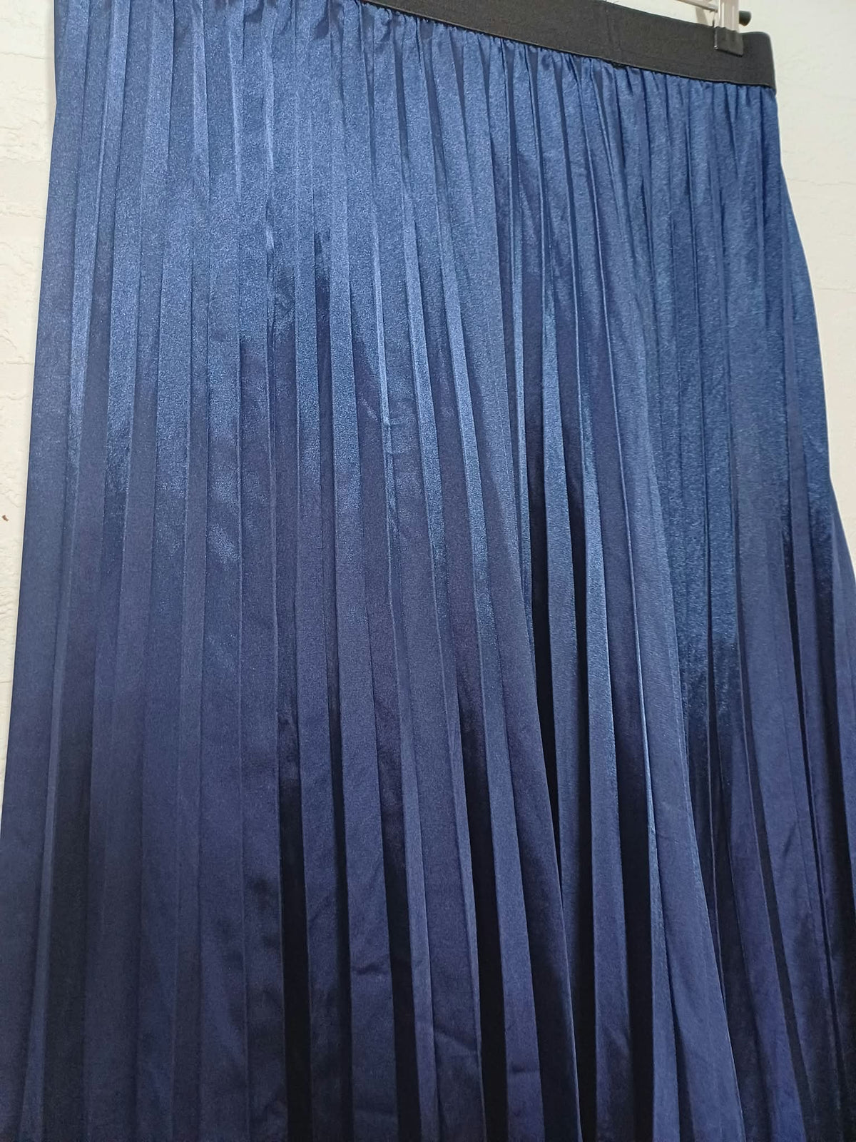 Women's Midi Skirt SHEIN Navy Blue Satin Pleated Elastic Waist Size 1XL Very Good Condition