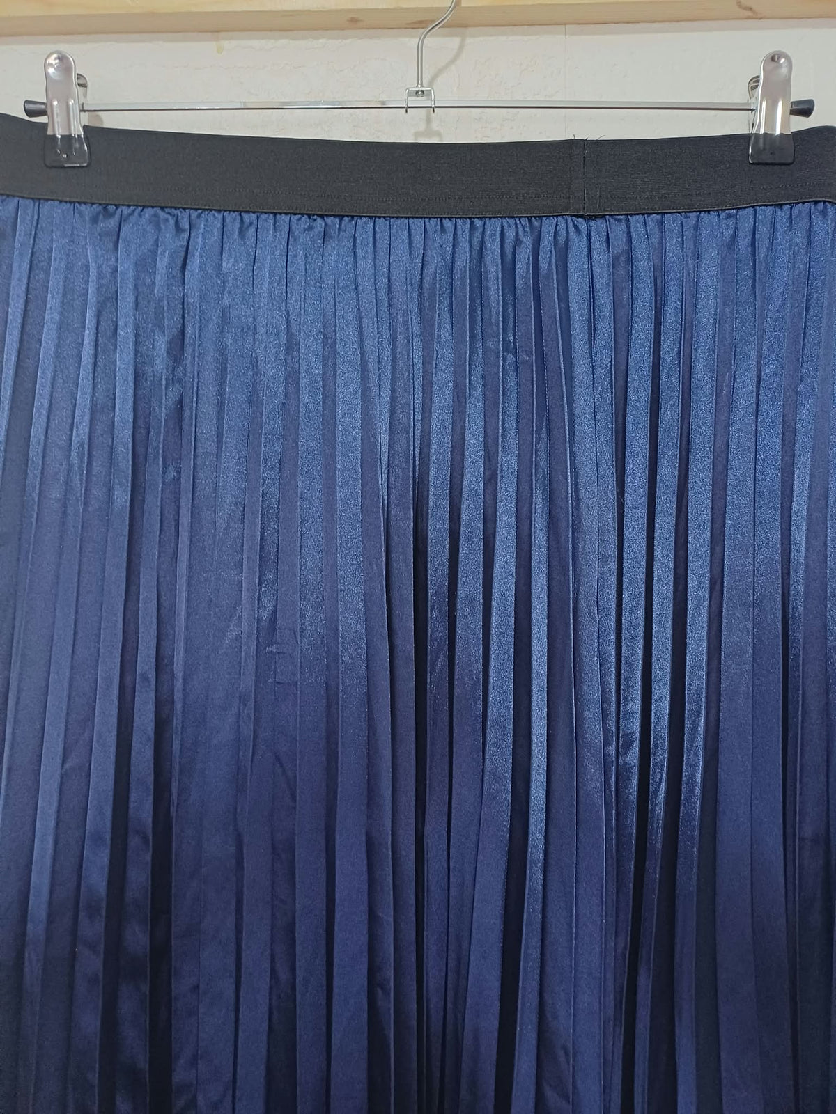 Women's Midi Skirt SHEIN Navy Blue Satin Pleated Elastic Waist Size 1XL Very Good Condition