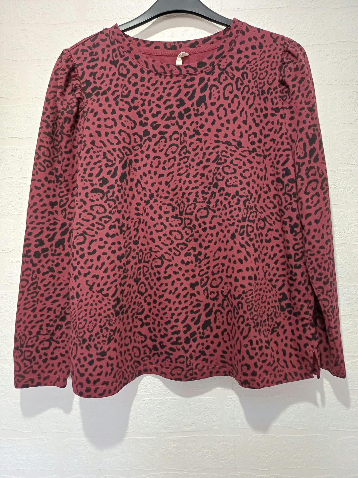 Women's Top hush Burgundy Red & Black Leopard Print Long Sleeve Puff Shoulder Size XL Very Good Condition