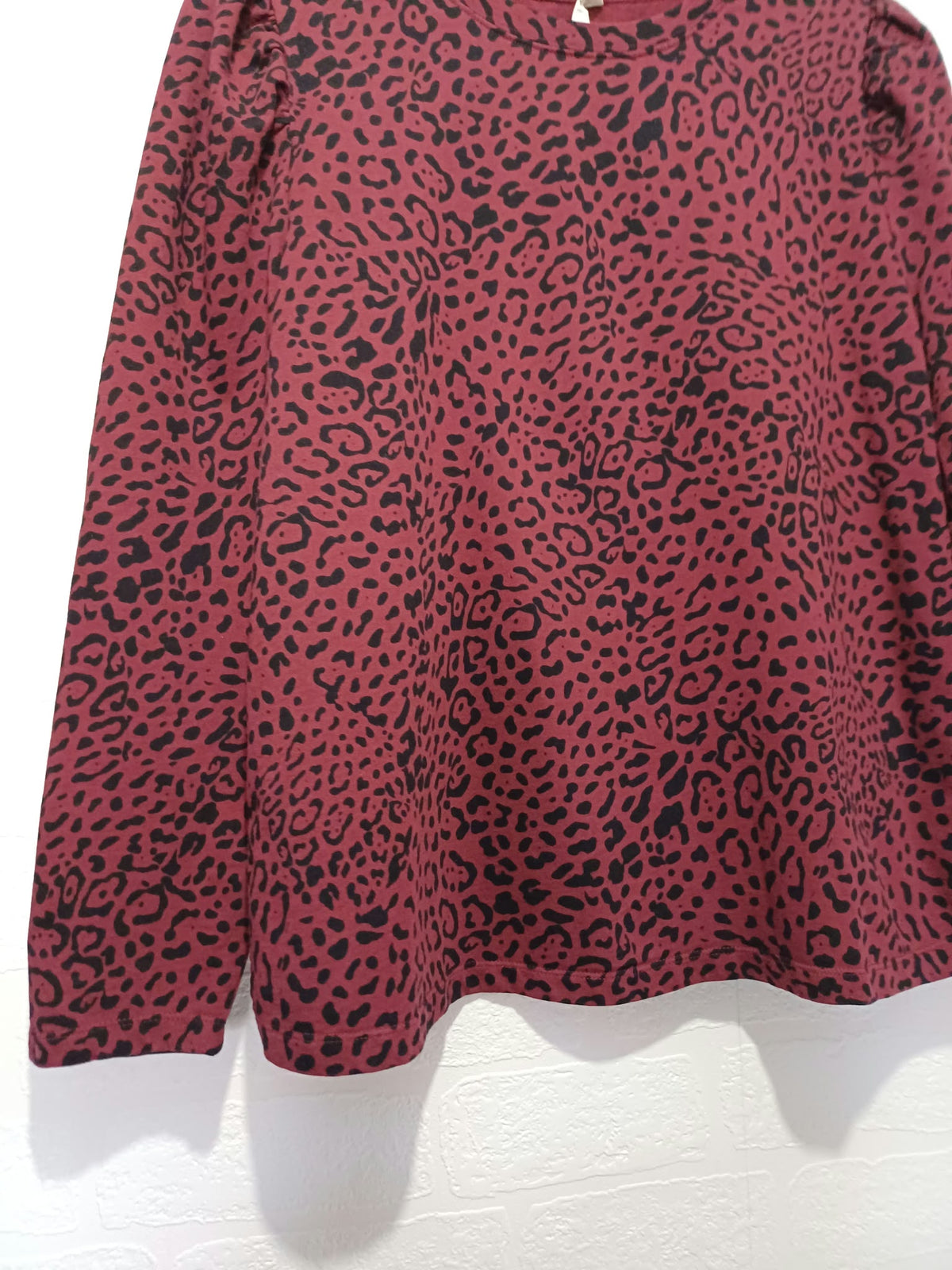 Women's Top hush Burgundy Red & Black Leopard Print Long Sleeve Puff Shoulder Size XL Very Good Condition