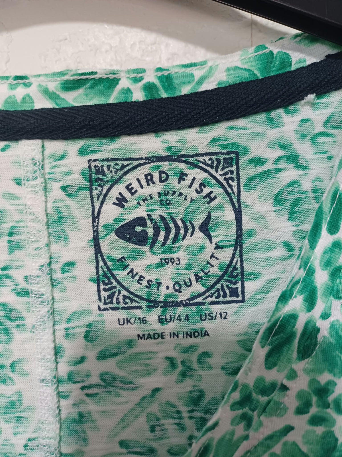Women's T-Shirt Weird Fish Green & White Beach Glass Geometric Print V-Neck Short Sleeve Size 16 Very Good Condition