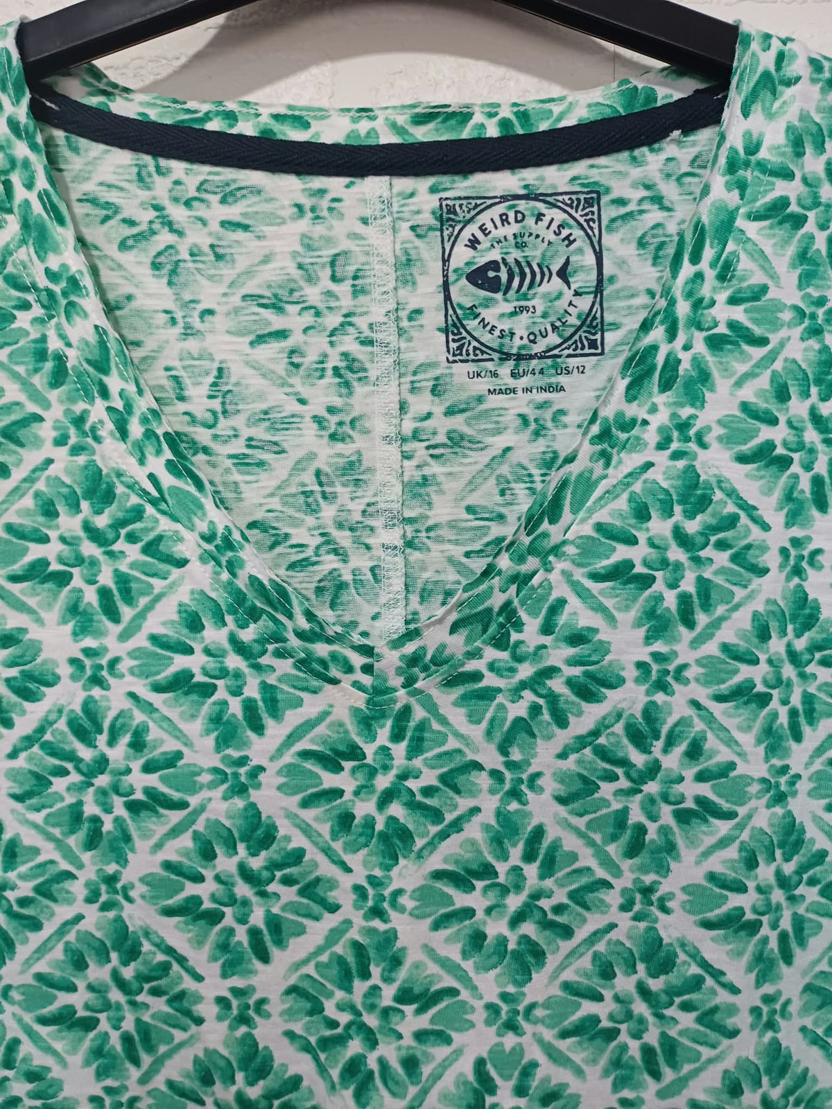 Women's T-Shirt Weird Fish Green & White Beach Glass Geometric Print V-Neck Short Sleeve Size 16 Very Good Condition