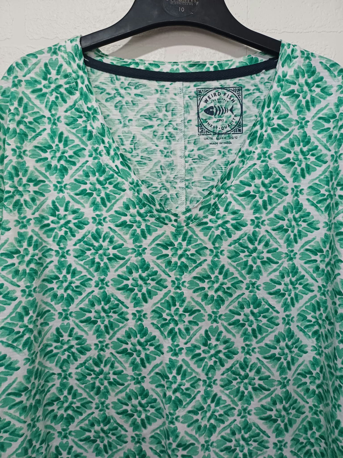 Women's T-Shirt Weird Fish Green & White Beach Glass Geometric Print V-Neck Short Sleeve Size 16 Very Good Condition