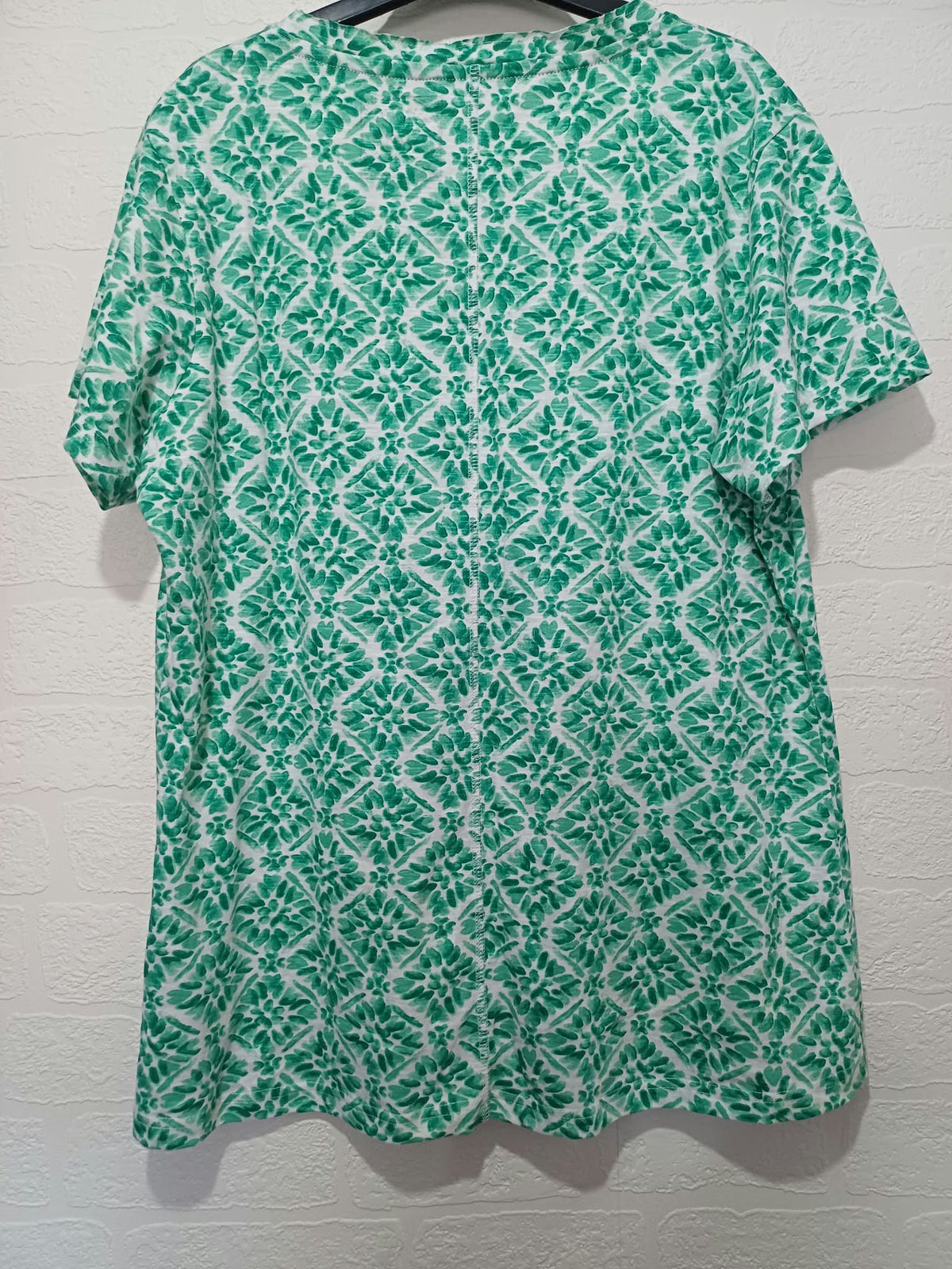 Women's T-Shirt Weird Fish Green & White Beach Glass Geometric Print V-Neck Short Sleeve Size 16 Very Good Condition