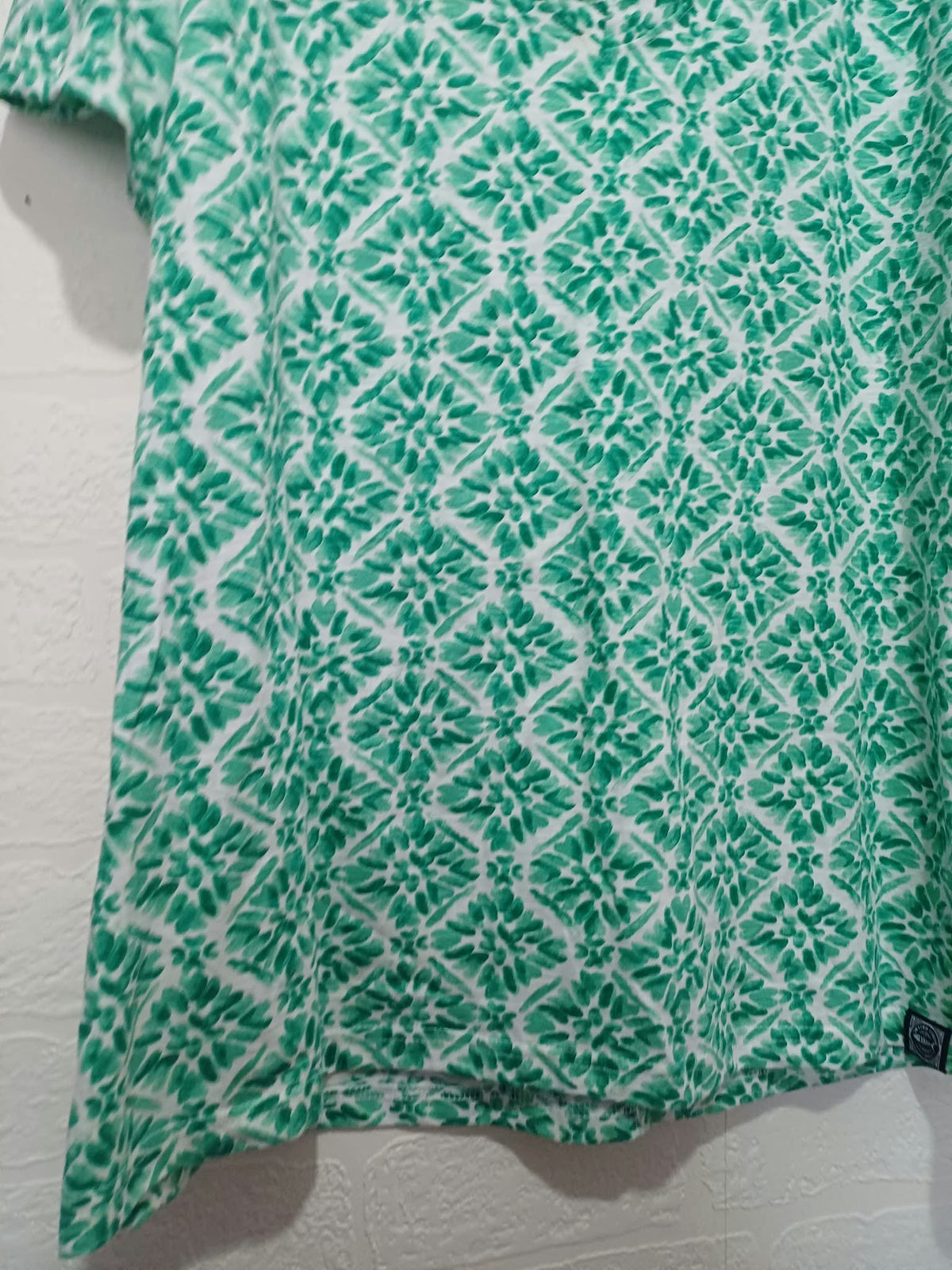 Women's T-Shirt Weird Fish Green & White Beach Glass Geometric Print V-Neck Short Sleeve Size 16 Very Good Condition