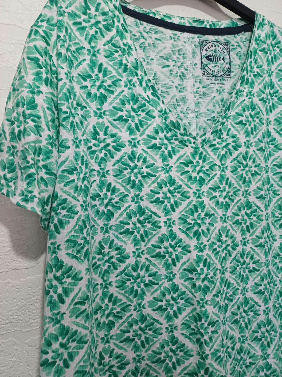 Women's T-Shirt Weird Fish Green & White Beach Glass Geometric Print V-Neck Short Sleeve Size 16 Very Good Condition