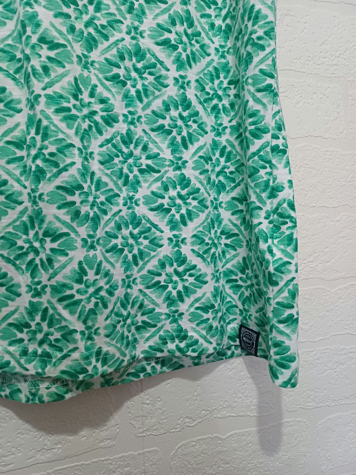 Women's T-Shirt Weird Fish Green & White Beach Glass Geometric Print V-Neck Short Sleeve Size 16 Very Good Condition