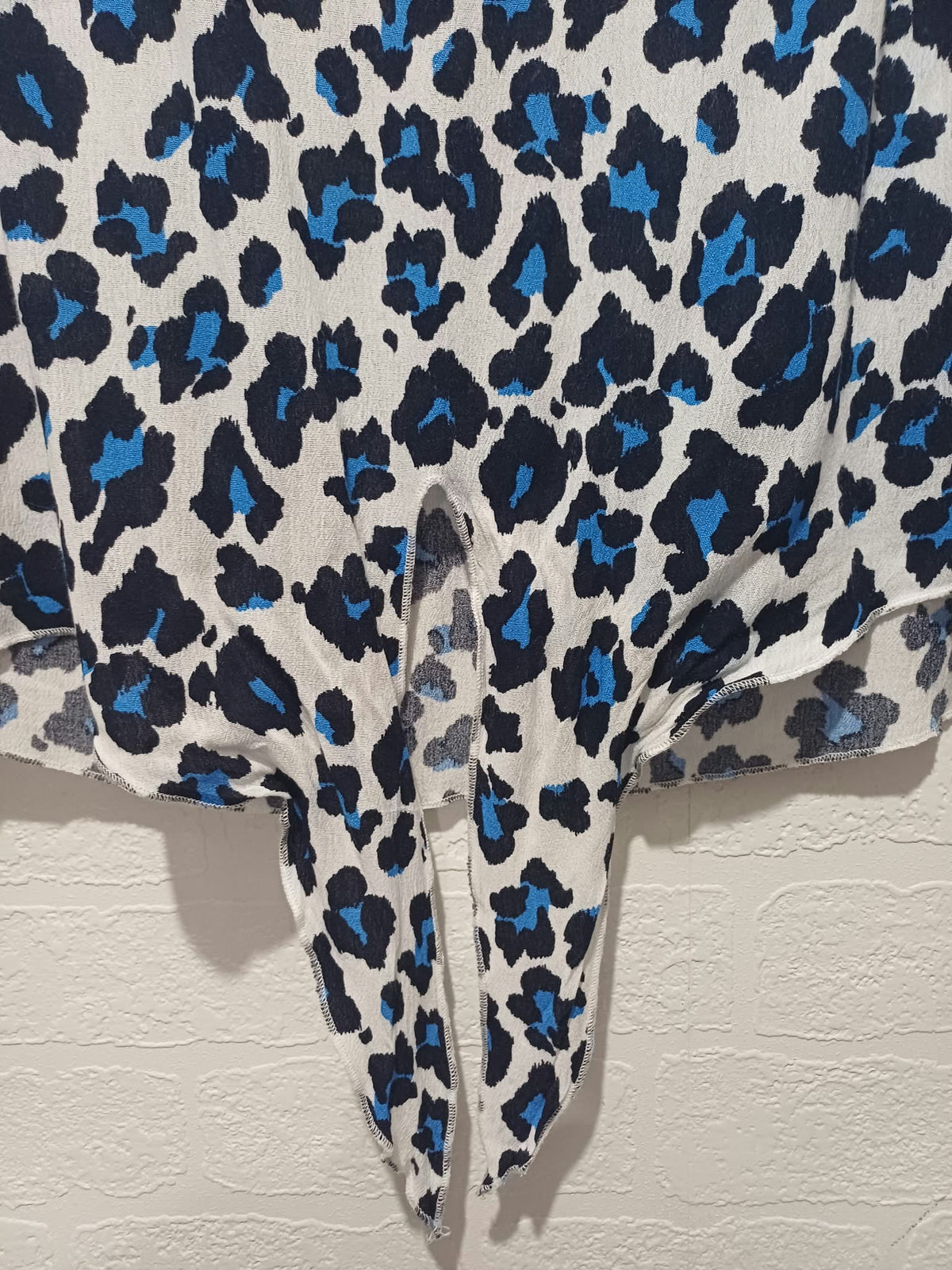 Women's Blouse Gerard Blue Black & White Animal Print Short Sleeve Tie-Front Size 16 Excellent Condition