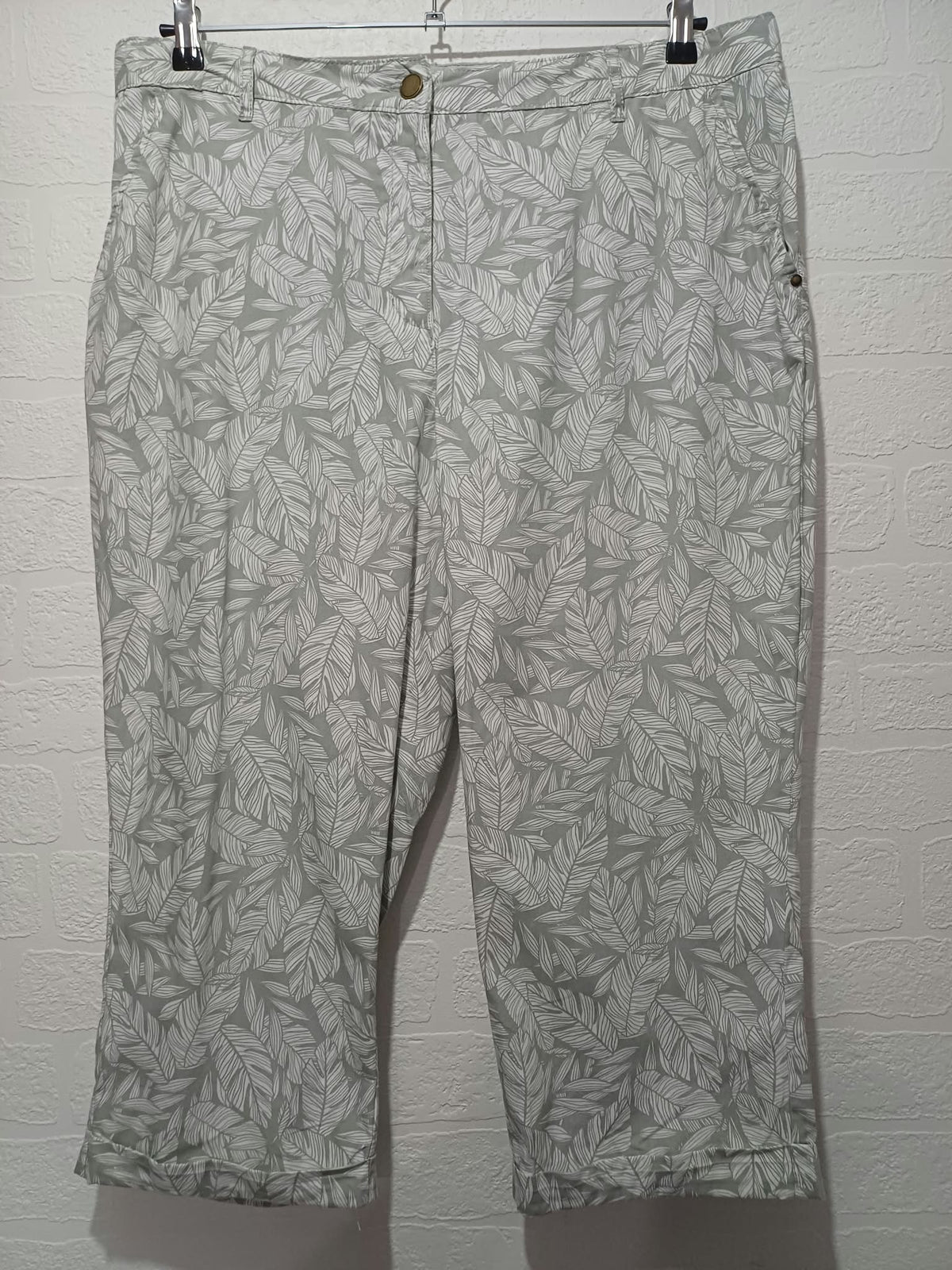 Women's Cropped Trousers Bonmarché Sage Green Leaf Print Turn-Up Plus Size 18 Very Good Condition
