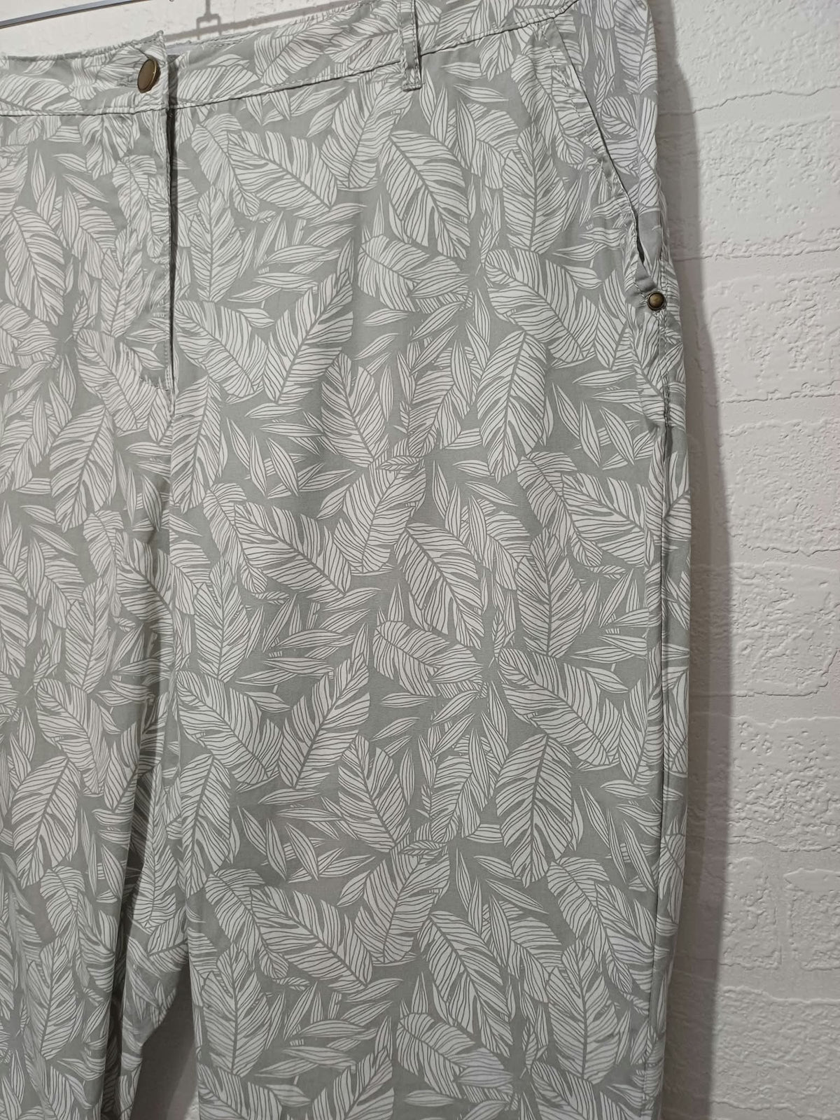 Women's Cropped Trousers Bonmarché Sage Green Leaf Print Turn-Up Plus Size 18 Very Good Condition
