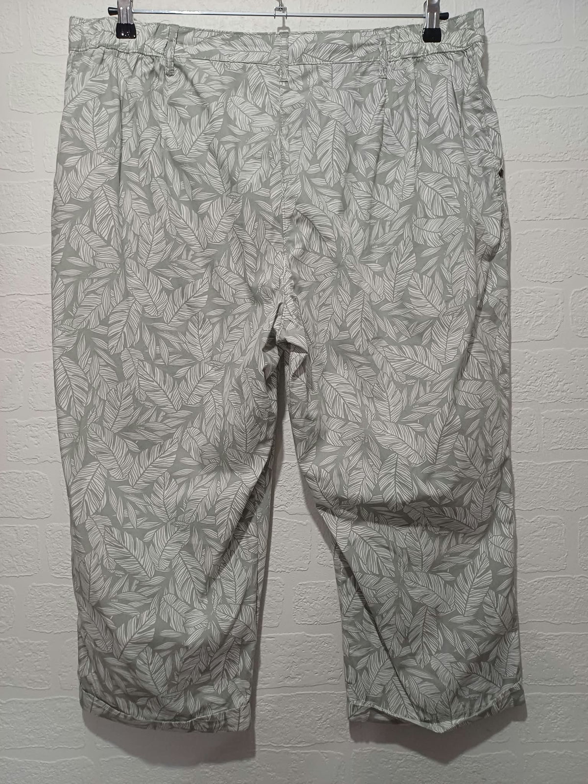 Women's Cropped Trousers Bonmarché Sage Green Leaf Print Turn-Up Plus Size 18 Very Good Condition
