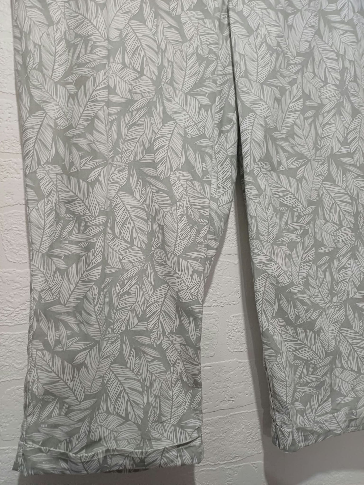 Women's Cropped Trousers Bonmarché Sage Green Leaf Print Turn-Up Plus Size 18 Very Good Condition