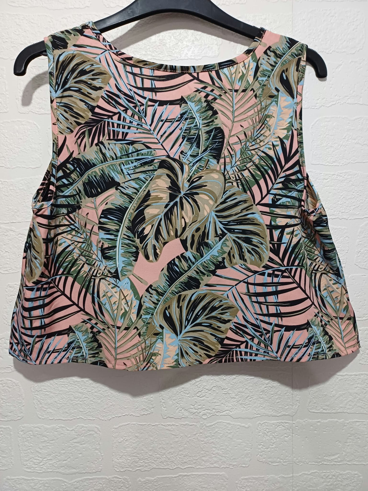 Women's Crop Top Shein Pink Tropical Leaf Print Scoop Neck Size M Very Good Condition