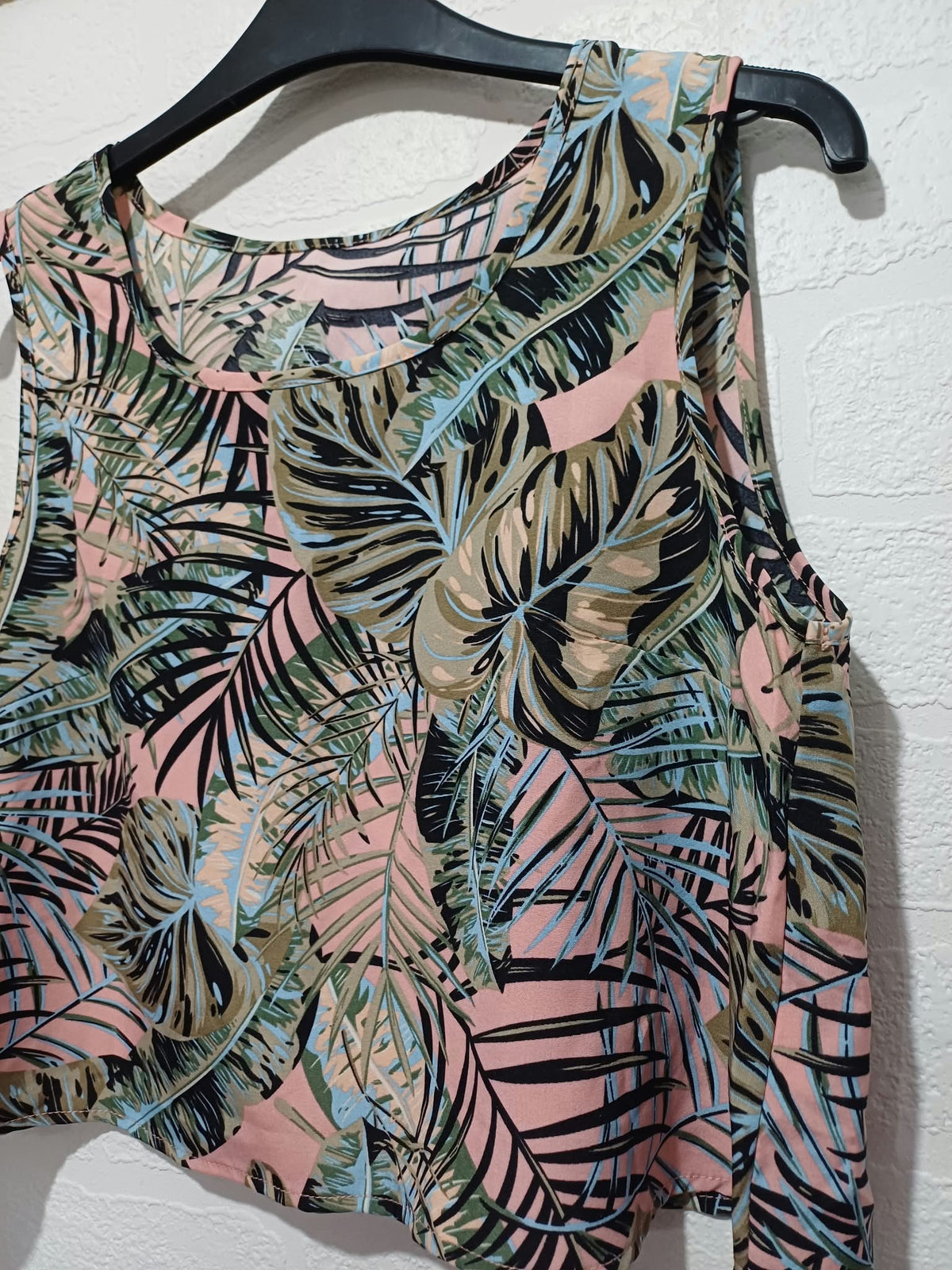 Women's Crop Top Shein Pink Tropical Leaf Print Scoop Neck Size M Very Good Condition