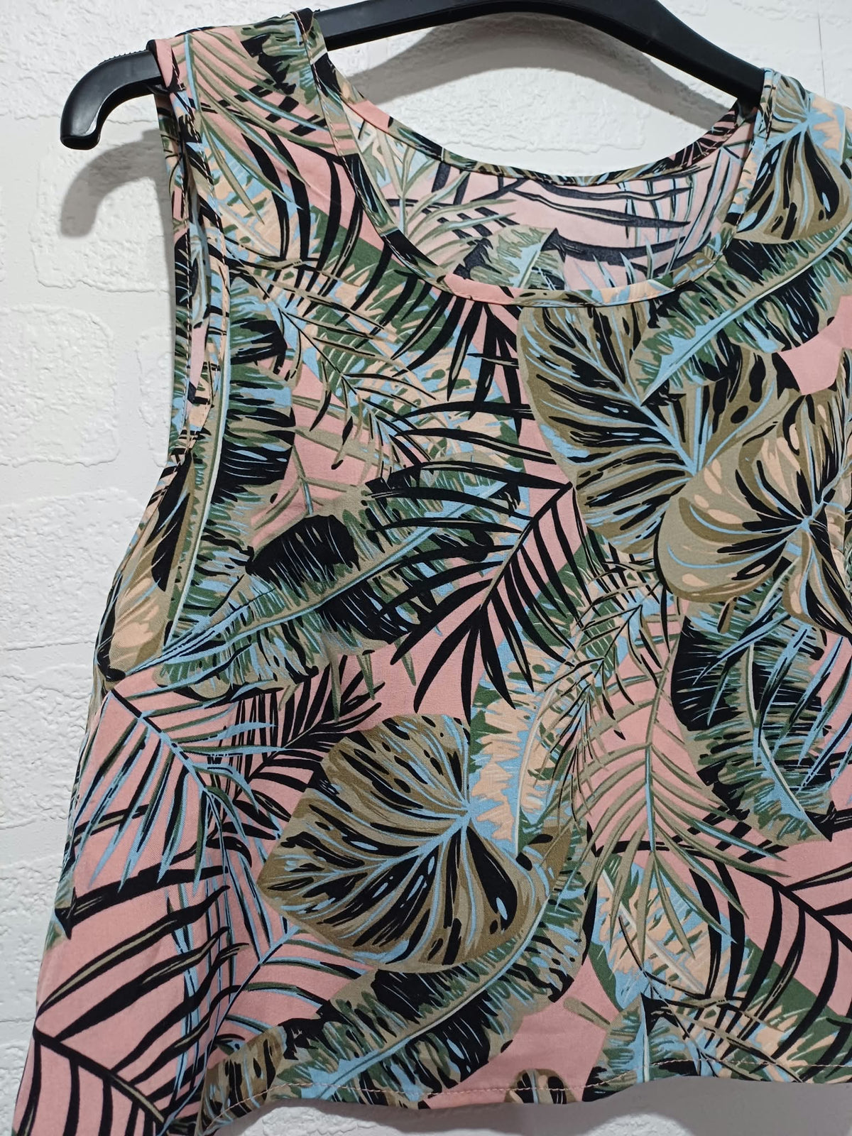 Women's Crop Top Shein Pink Tropical Leaf Print Scoop Neck Size M Very Good Condition