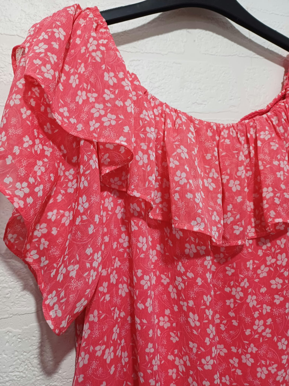 Women's Blouse F&F Red White Floral Off Shoulder Ruffle Size 14 Very Good Condition