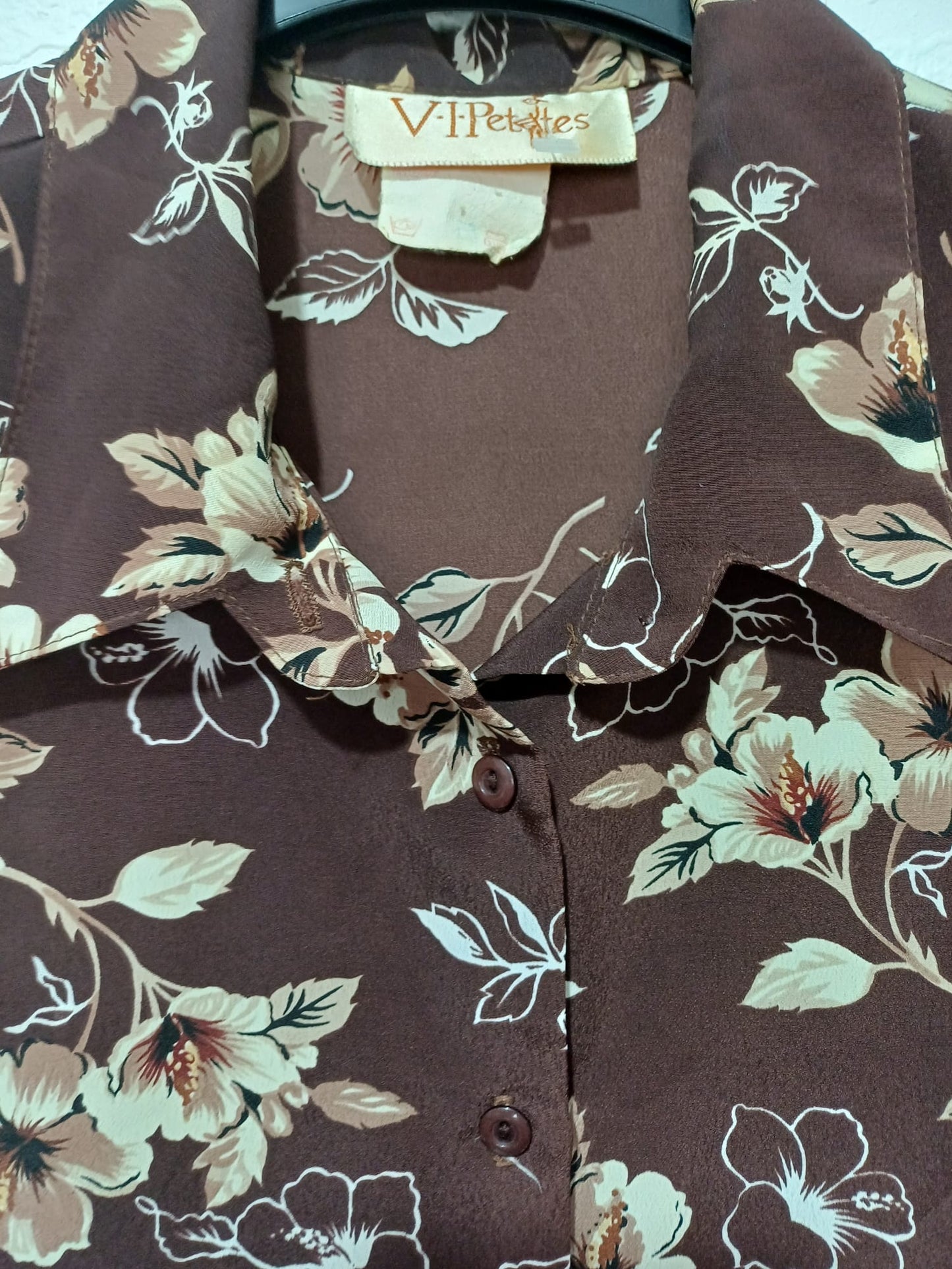 Women's Blouse V.I Petites Brown Floral Sleeveless Size 10-12 Approx. 21" PTP - Very Good Condition