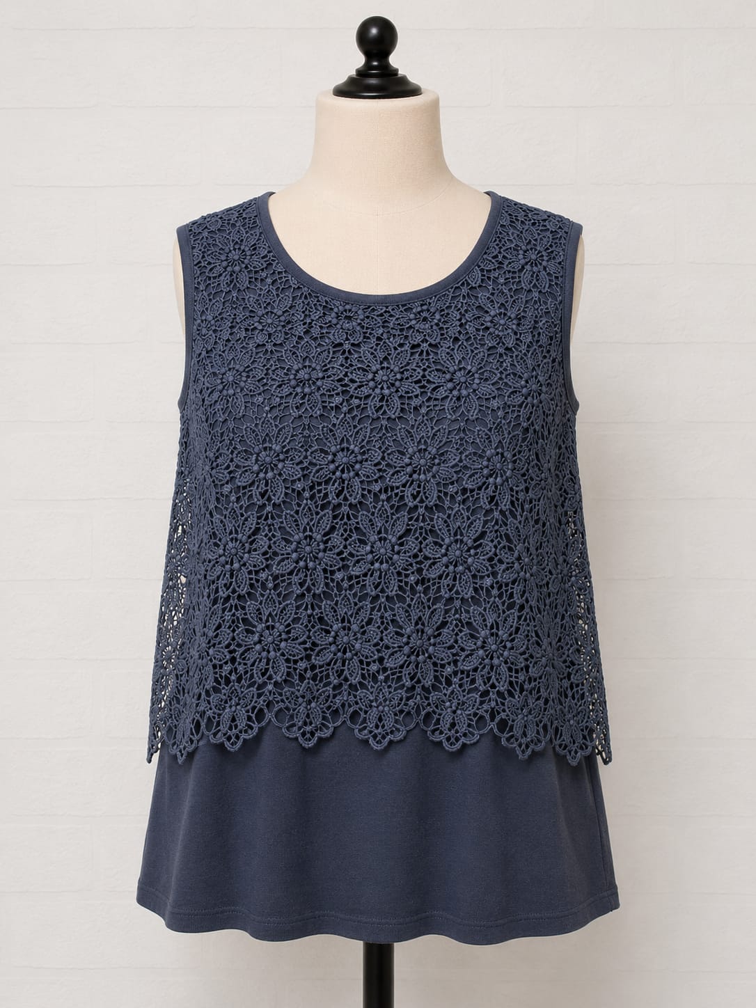 Women's Top Laura Ashley Navy Blue Floral Crochet Overlay Sleeveless Size 14 Approx. 19" PTP - Very Good Condition