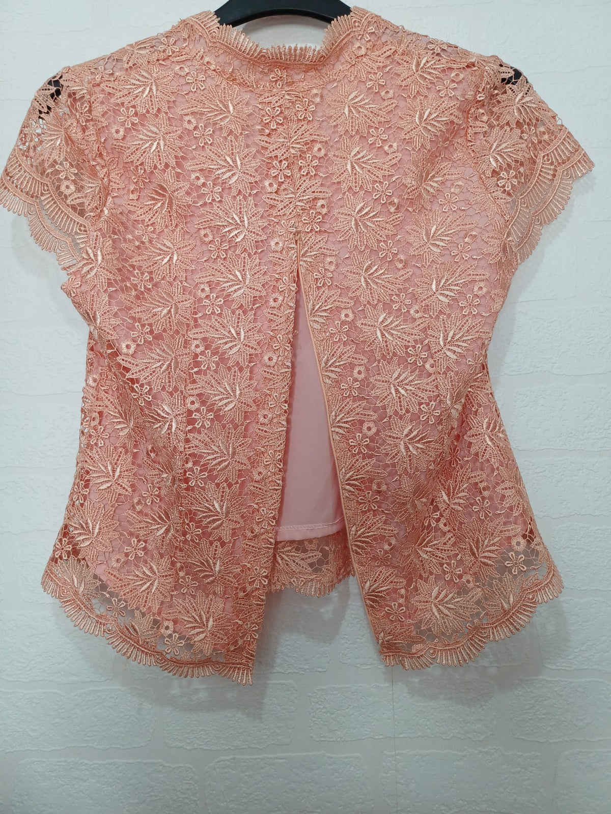 Women's Blouse Unbranded Peach Pink Floral Crochet Overlay Size M Approx. 17" PTP - Very Good Condition