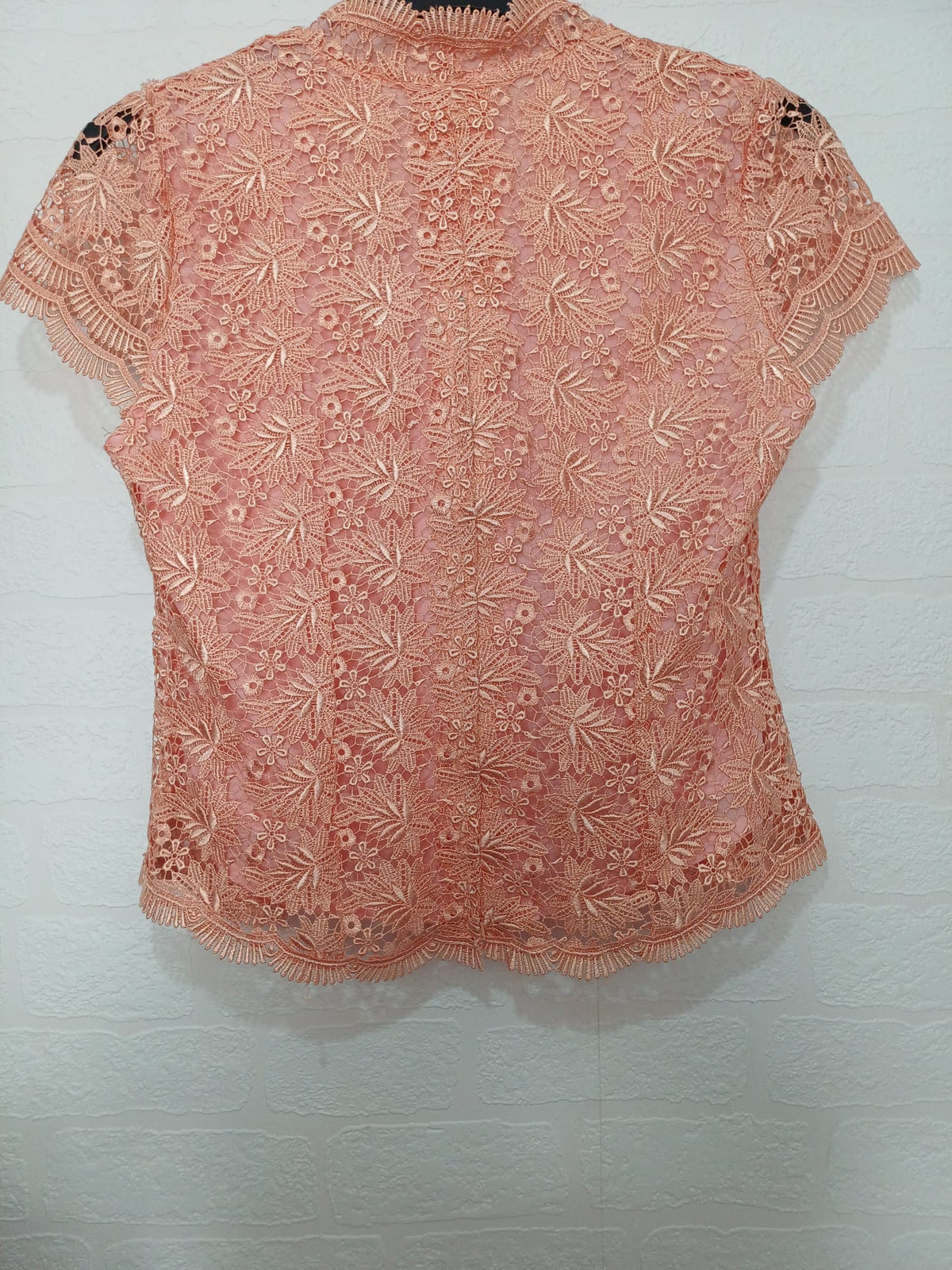 Women's Blouse Unbranded Peach Pink Floral Crochet Overlay Size M Approx. 17" PTP - Very Good Condition