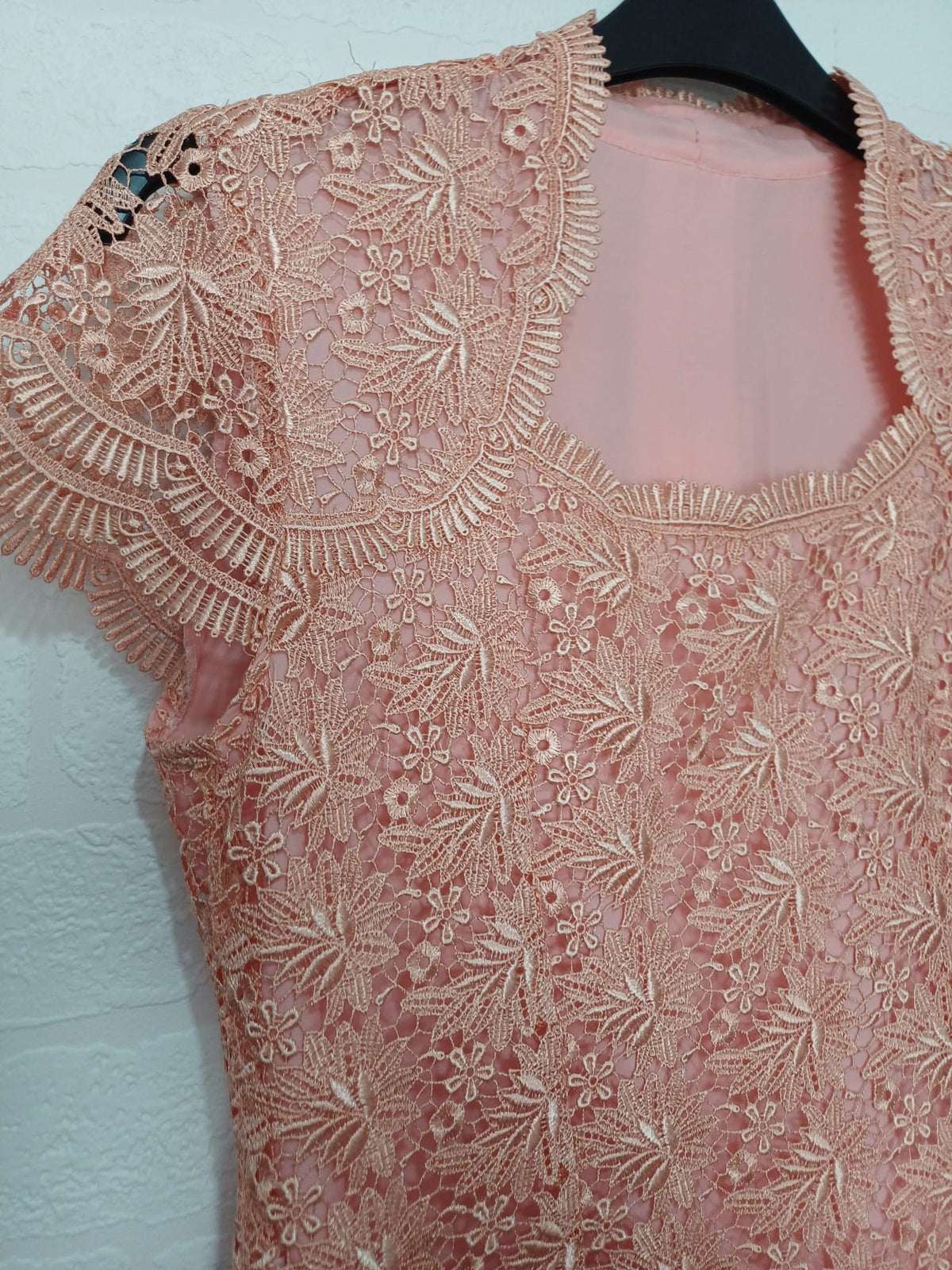 Women's Blouse Unbranded Peach Pink Floral Crochet Overlay Size M Approx. 17" PTP - Very Good Condition