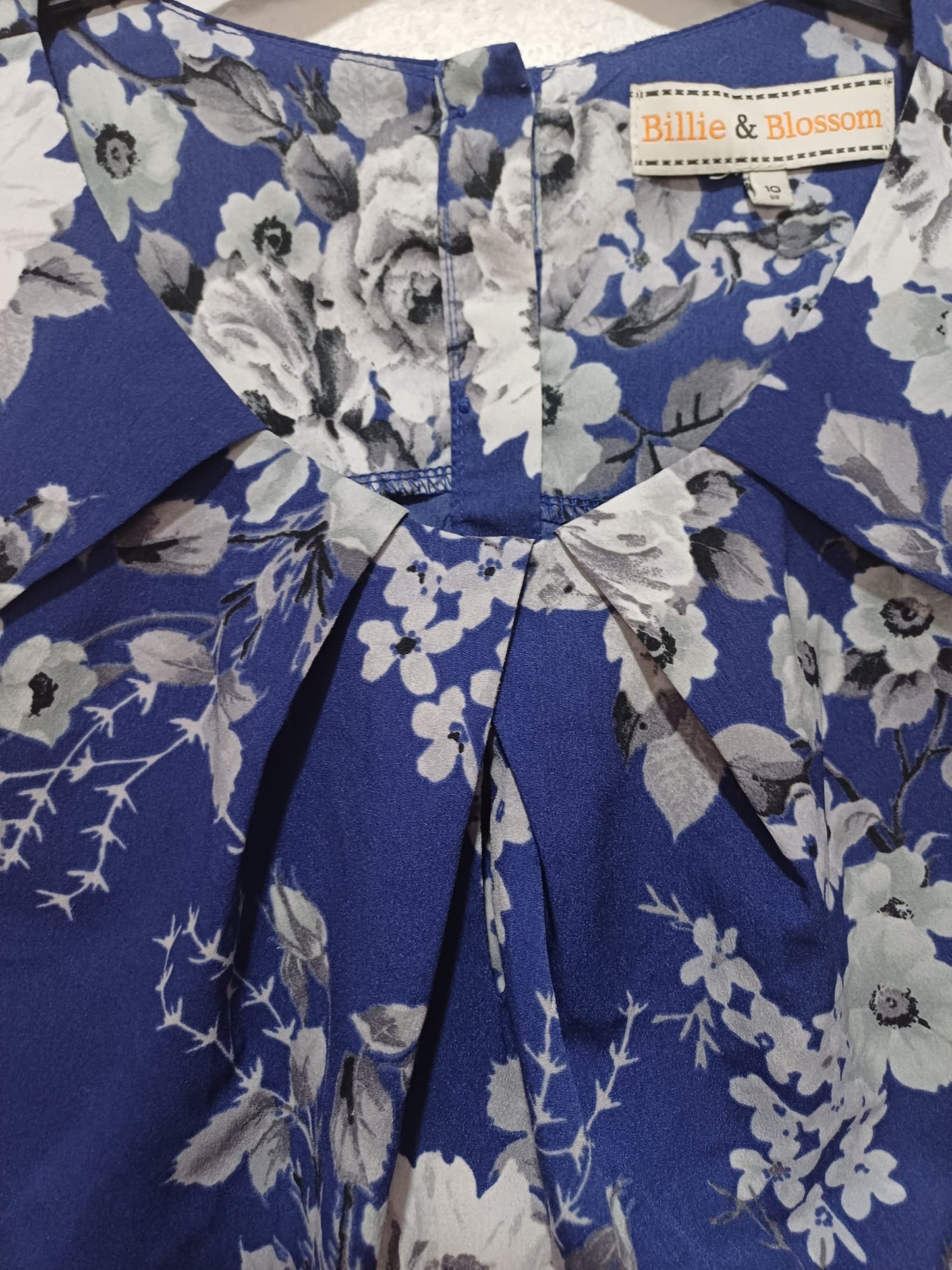 Women's Sleeveless Blouse Billie & Blossom Blue Grey Floral Pleated Front Buttoned Back Size 10 Approx. 18" PTP - Very Good Condition