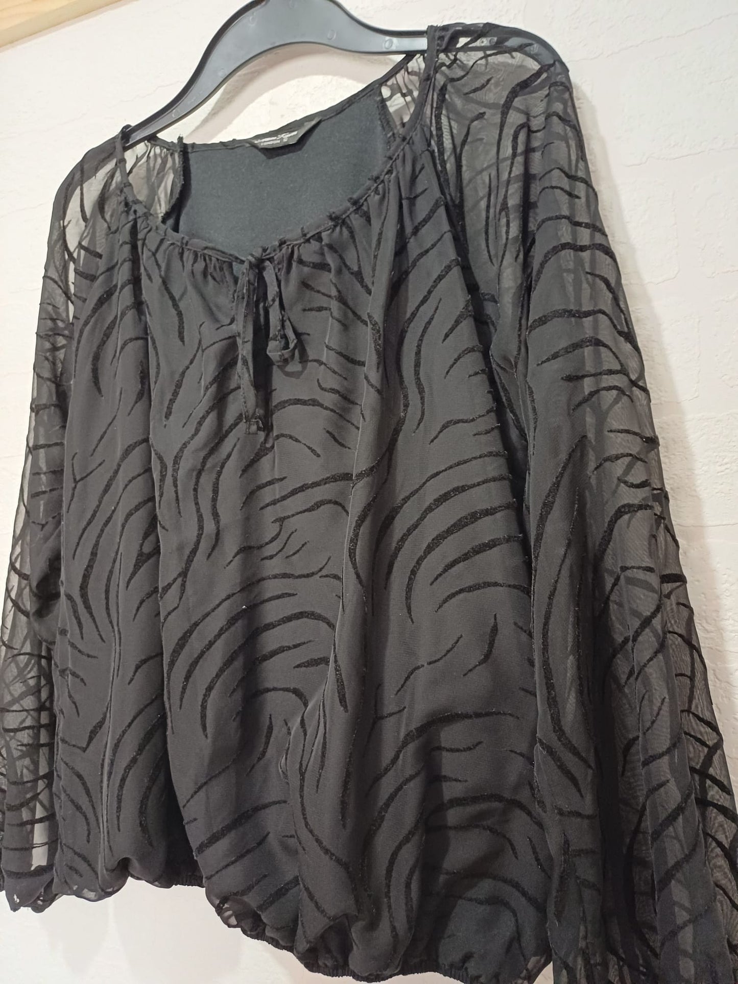 Women's Blouse Kaneva Black Zebra Animal Print Tie Neck Sheer Arms Elasticated Hem Size 12 Approx. 18" PTP - Very Good Condition