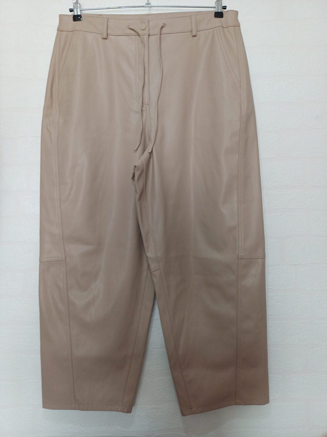 Women's Trousers F&F Beige Faux Leather Cropped Straight Leg UK 16R - Very Good Condition