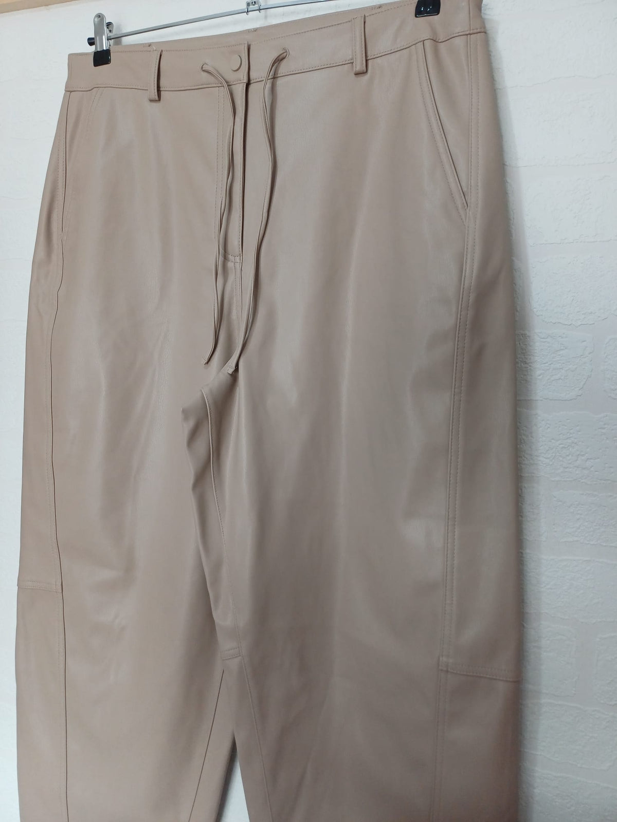 Women's Trousers F&F Beige Faux Leather Cropped Straight Leg UK 16R - Very Good Condition