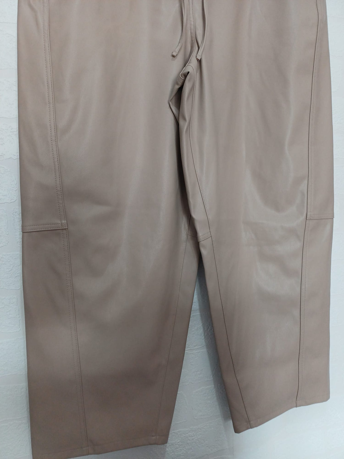 Women's Trousers F&F Beige Faux Leather Cropped Straight Leg UK 16R - Very Good Condition