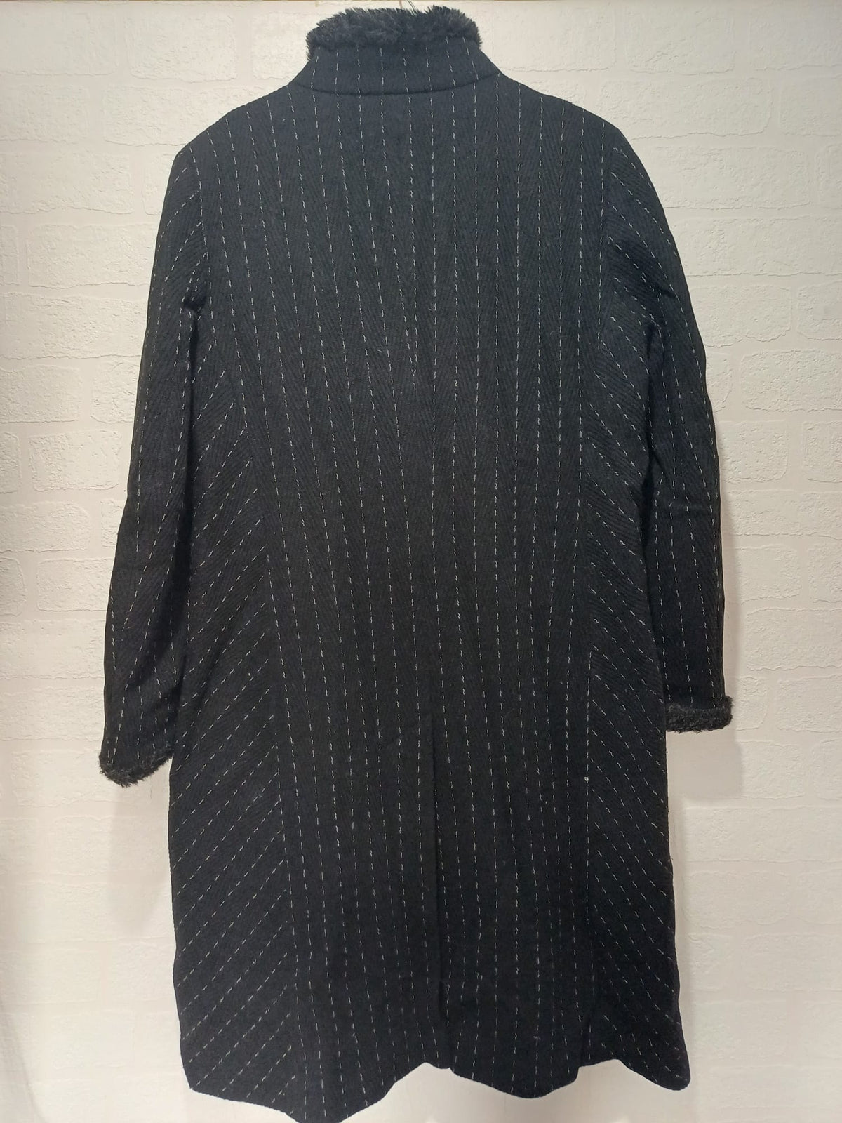 Women's Coat Odena Black Longline Faux Fur Trim Striped Size M/UK 12 Approx. 20" PTP - Good Condition
