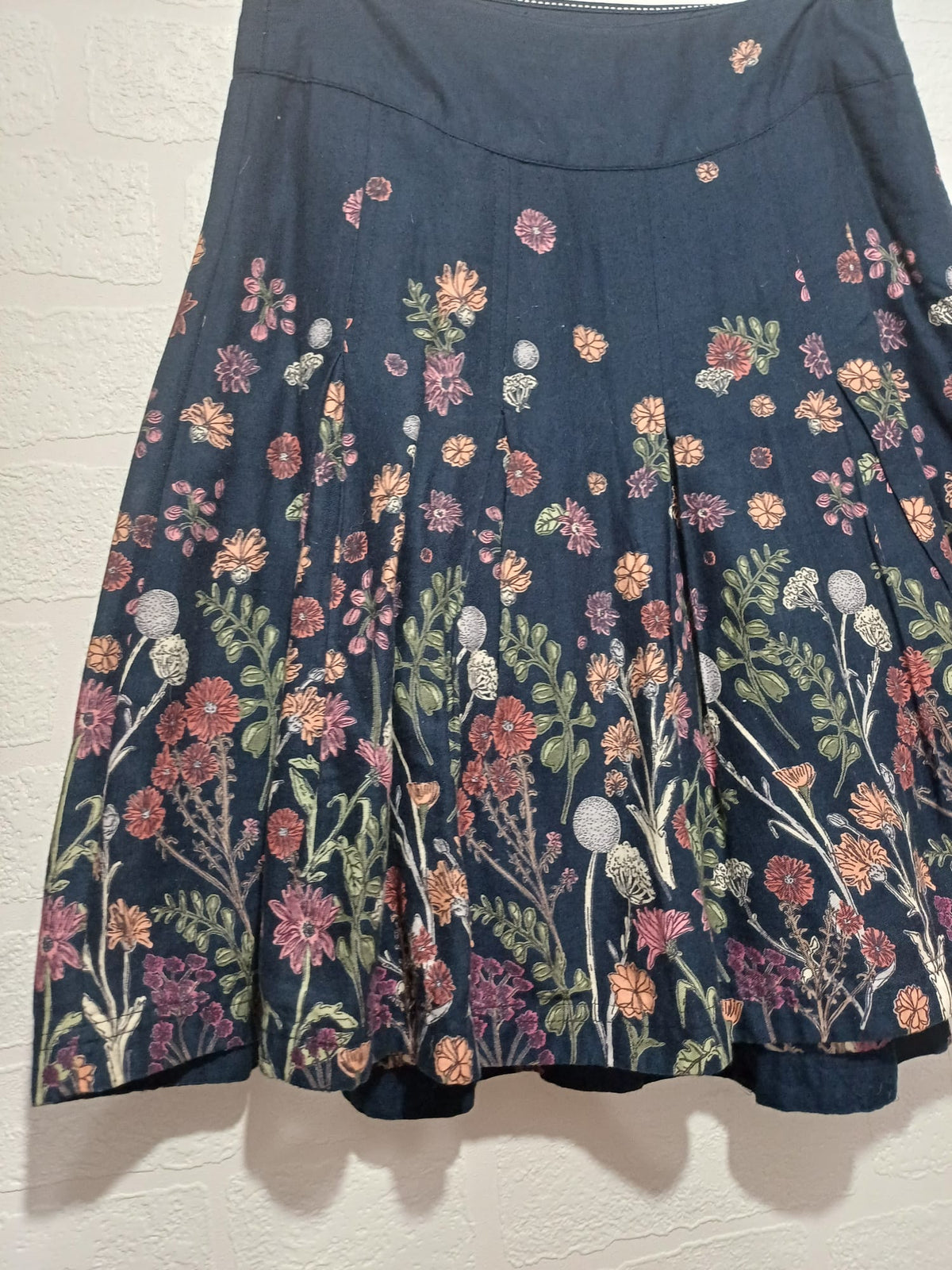 Women's Skirt FatFace Navy Blue Floral Pleated Cotton A-Line Approx. UK 6 Very Good Condition
