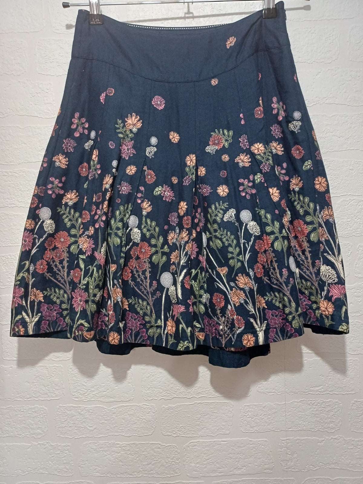 Women's Skirt FatFace Navy Blue Floral Pleated Cotton A-Line Approx. UK 6 Very Good Condition
