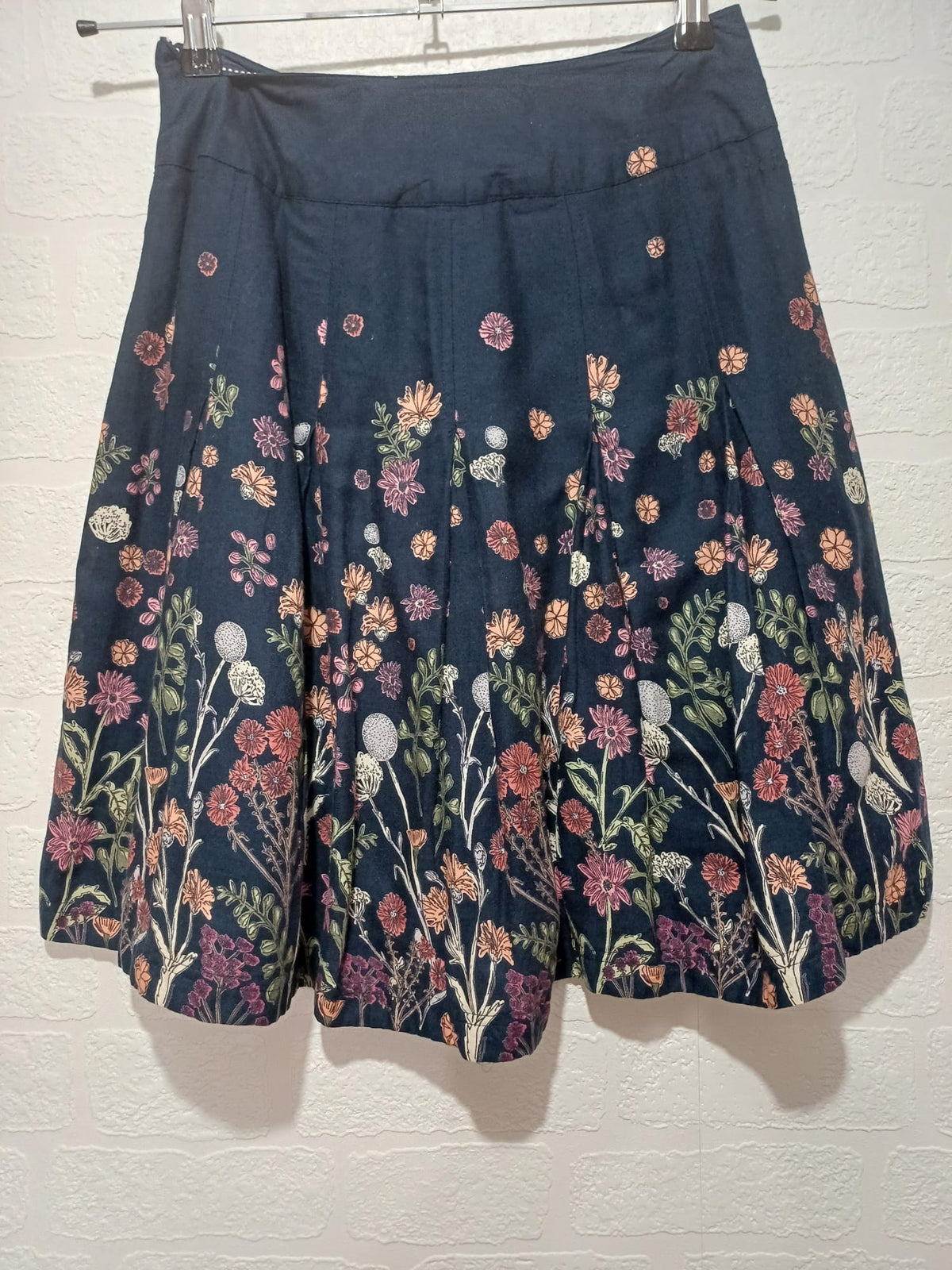 Women's Skirt FatFace Navy Blue Floral Pleated Cotton A-Line Approx. UK 6 Very Good Condition