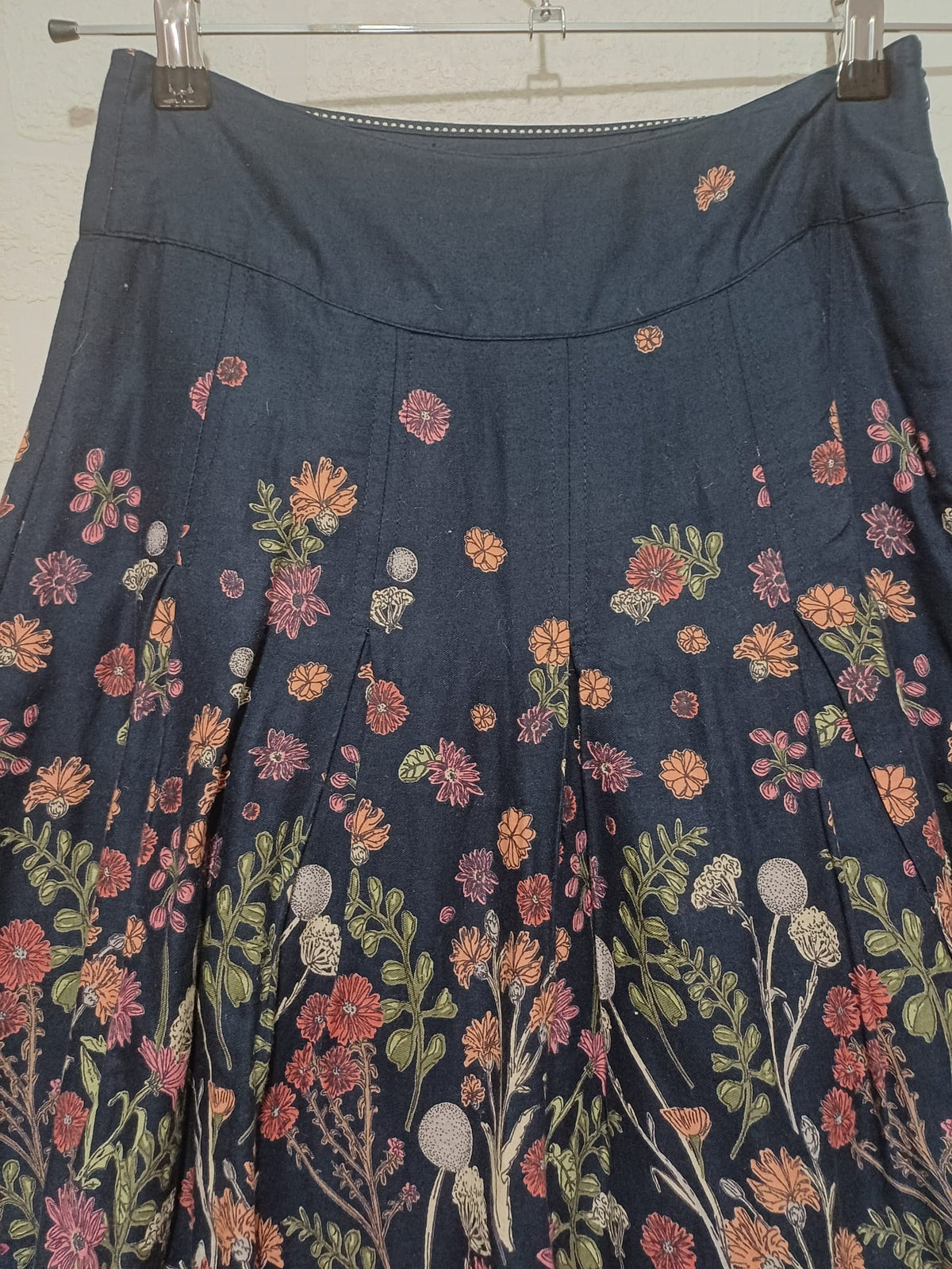 Women's Skirt FatFace Navy Blue Floral Pleated Cotton A-Line Approx. UK 6 Very Good Condition