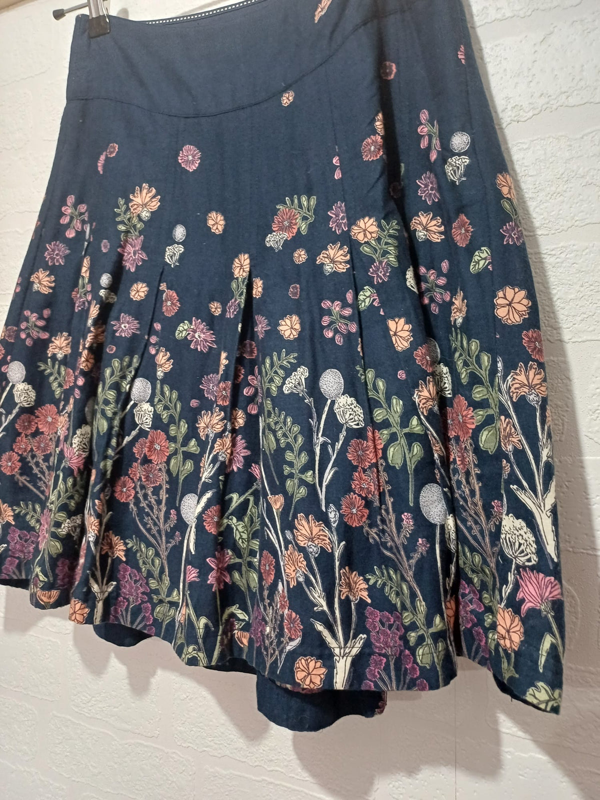 Women's Skirt FatFace Navy Blue Floral Pleated Cotton A-Line Approx. UK 6 Very Good Condition