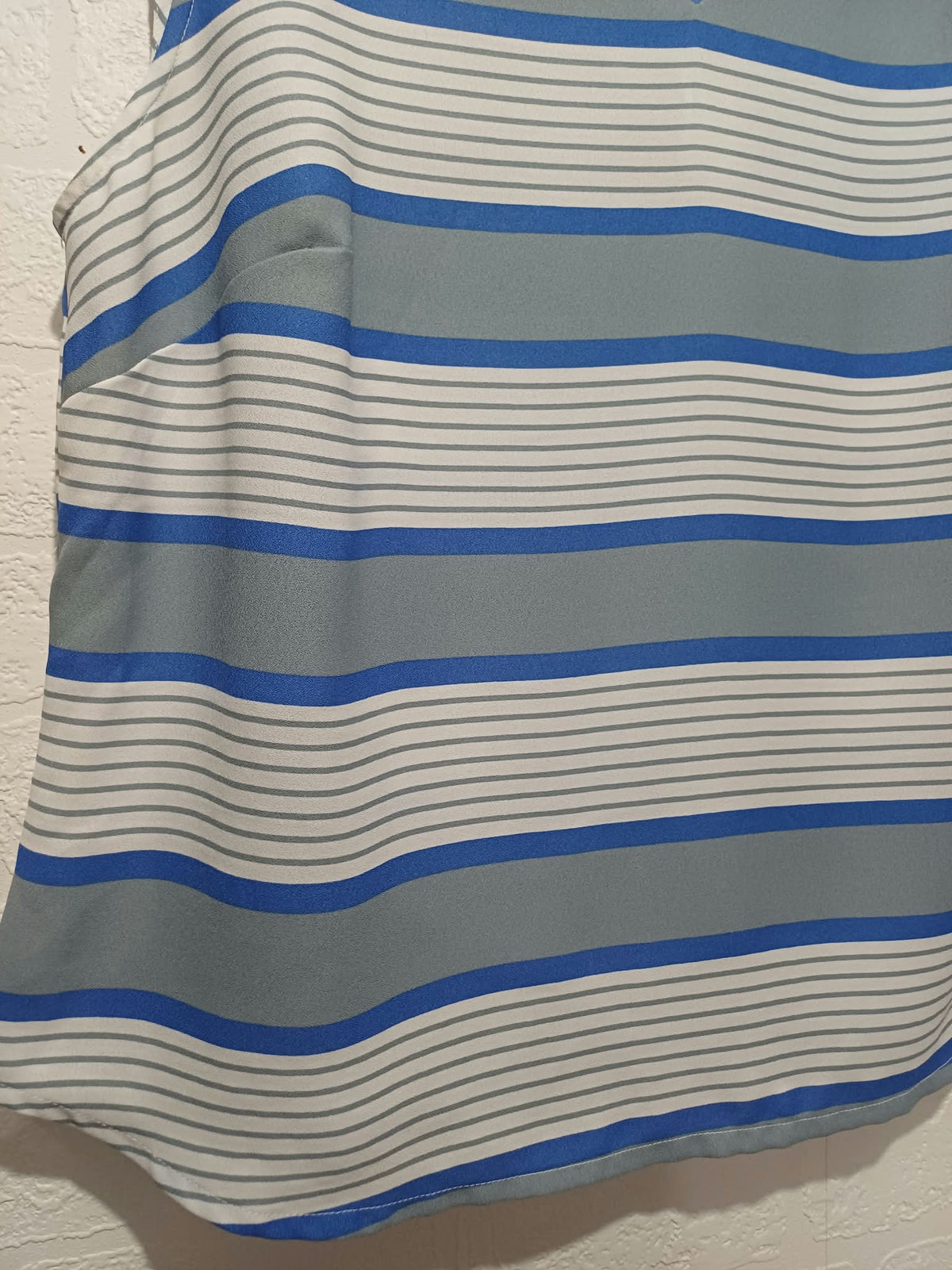 Women's Blouse Simply Be Blue Grey White Striped V-Neck Sleeveless Size 12 Very Good Condition